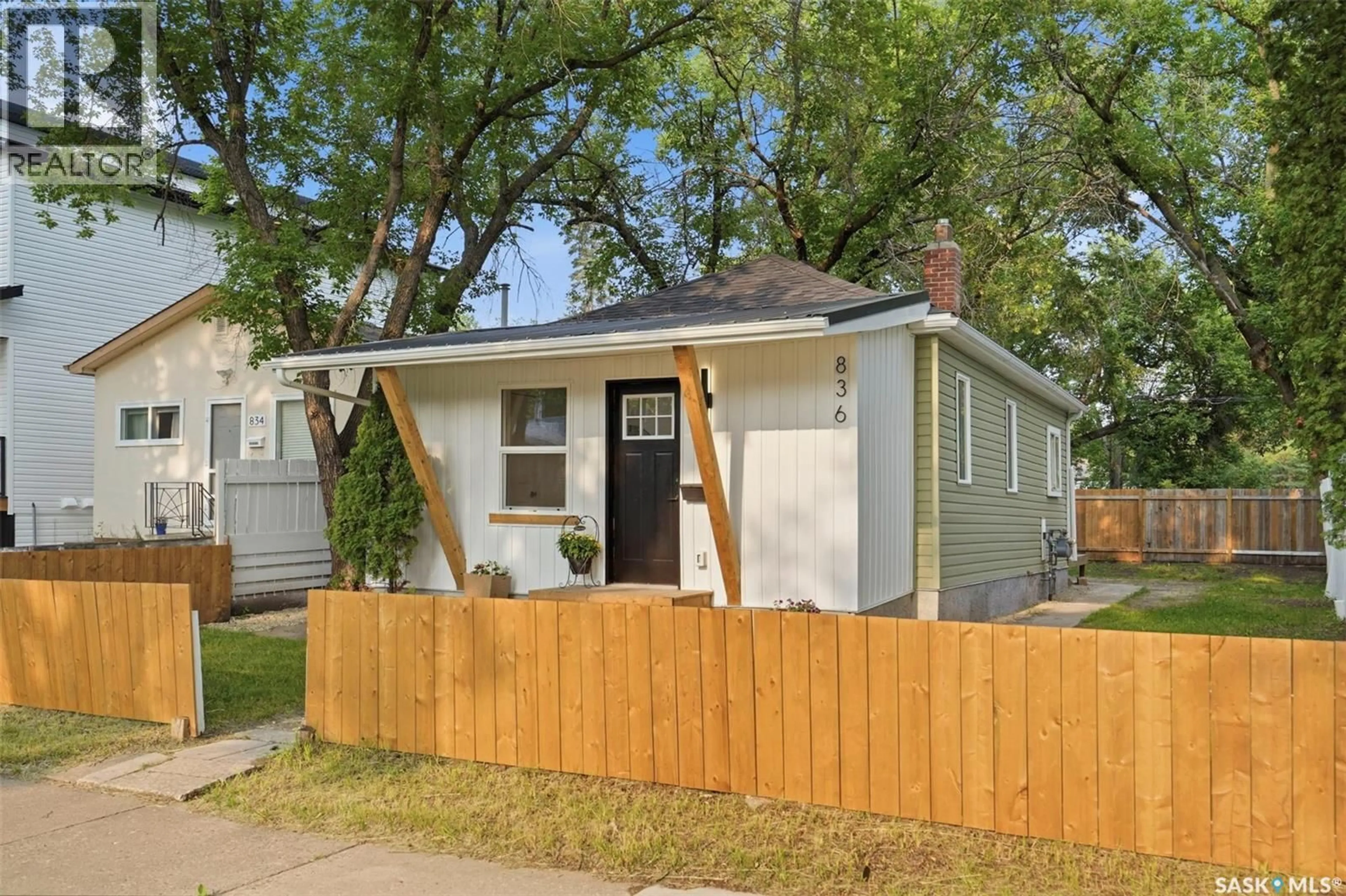 Home with vinyl exterior material, street for 836 I AVENUE, Saskatoon Saskatchewan S7M1Z3