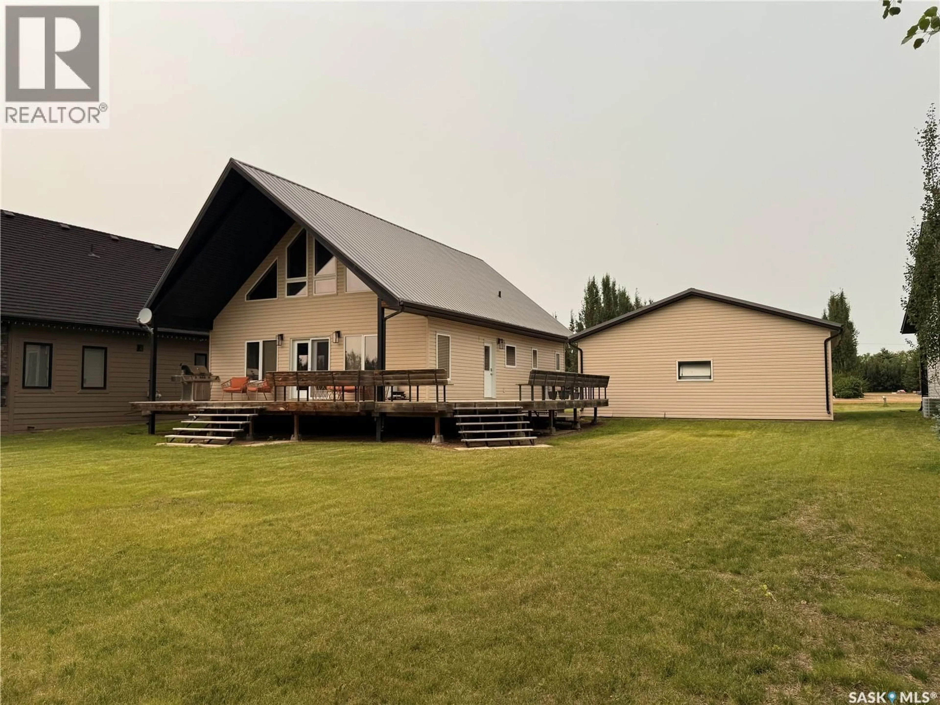 A pic from outside/outdoor area/front of a property/back of a property/a pic from drone, building for 524 VIVIAN BAY, Coteau Rm No. 255 Saskatchewan S0L0G0