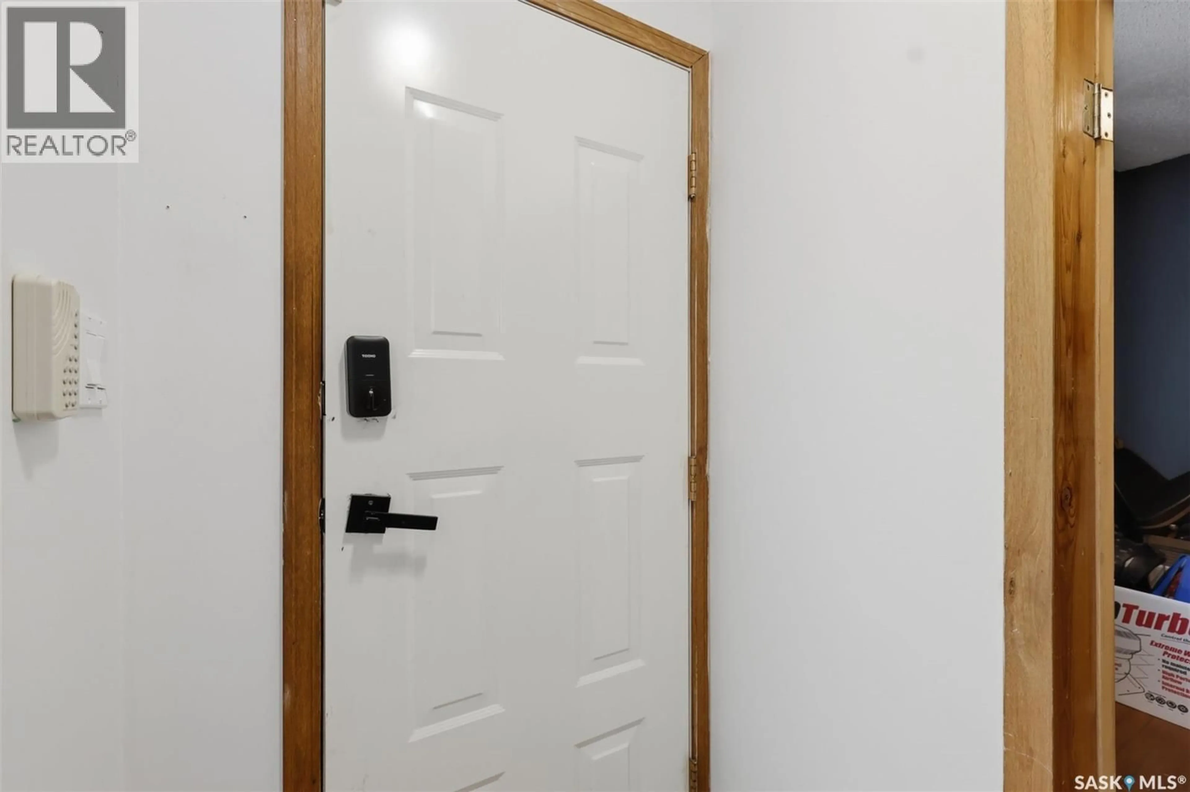 Indoor entryway for 925 L AVENUE, Saskatoon Saskatchewan S7M2J2
