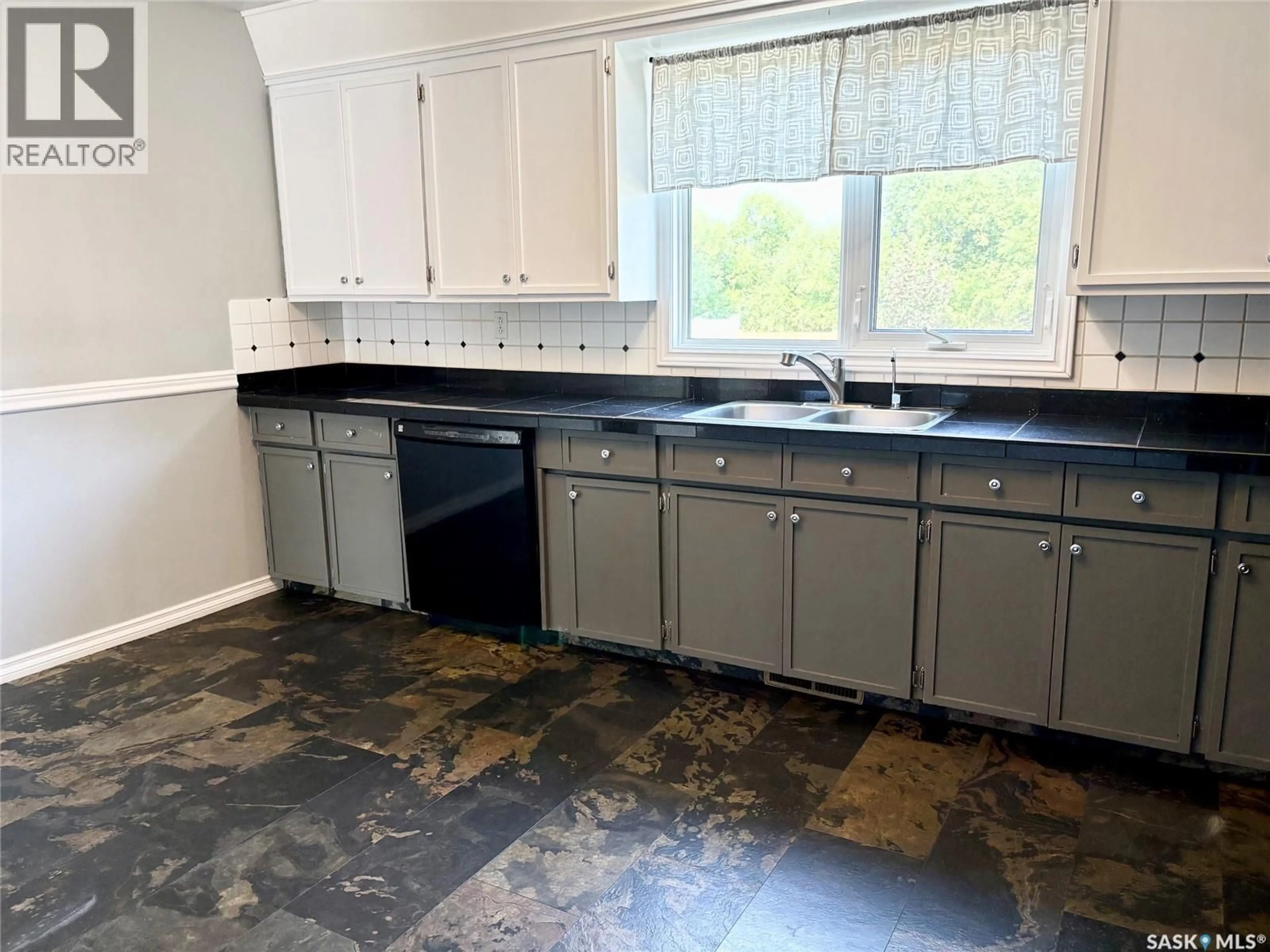 Standard kitchen, unknown for 62 CANWOOD CRESCENT, Yorkton Saskatchewan S3N2T7