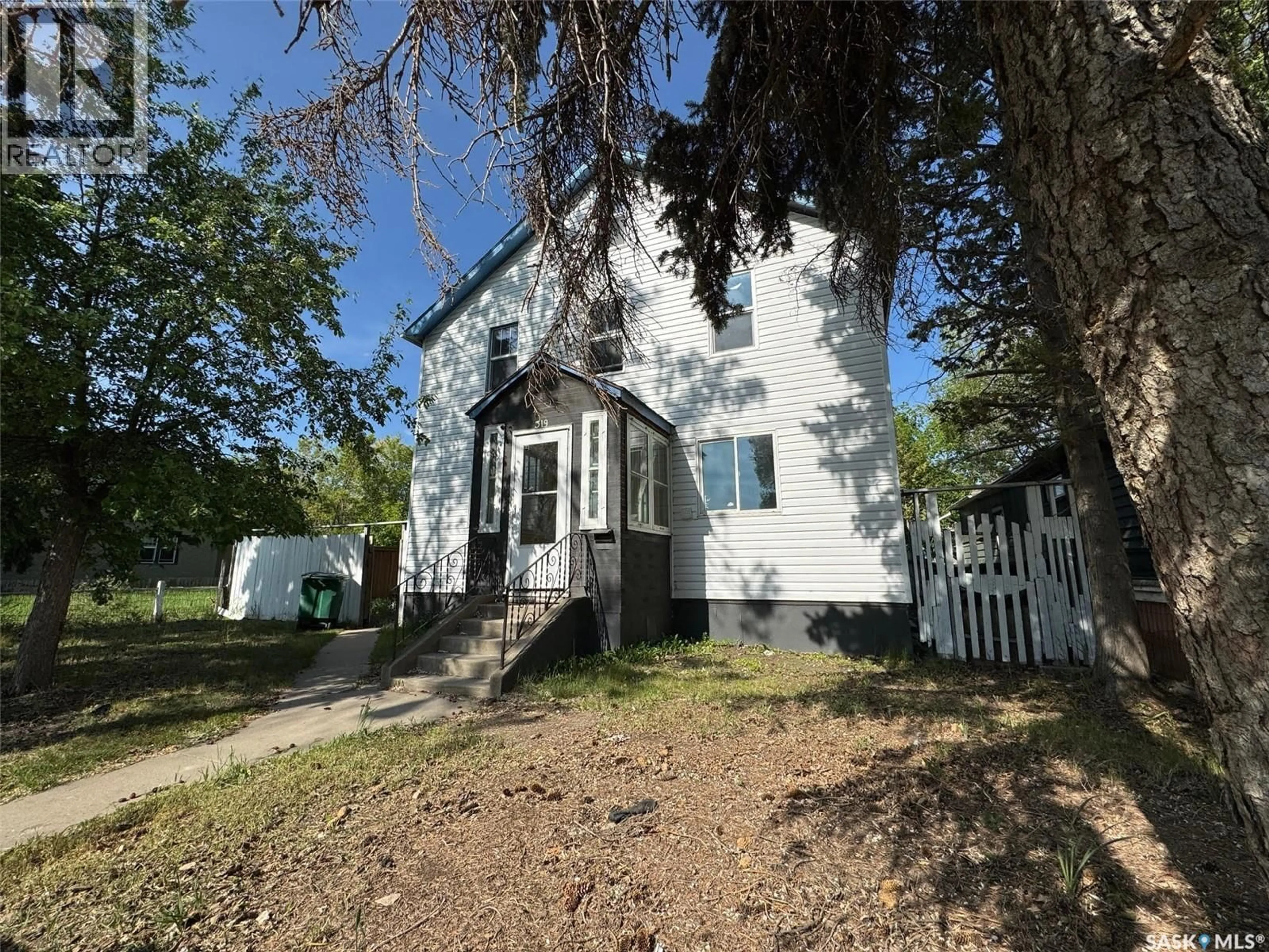A pic from outside/outdoor area/front of a property/back of a property/a pic from drone, unknown for 319 H AVENUE, Saskatoon Saskatchewan S7M1W4