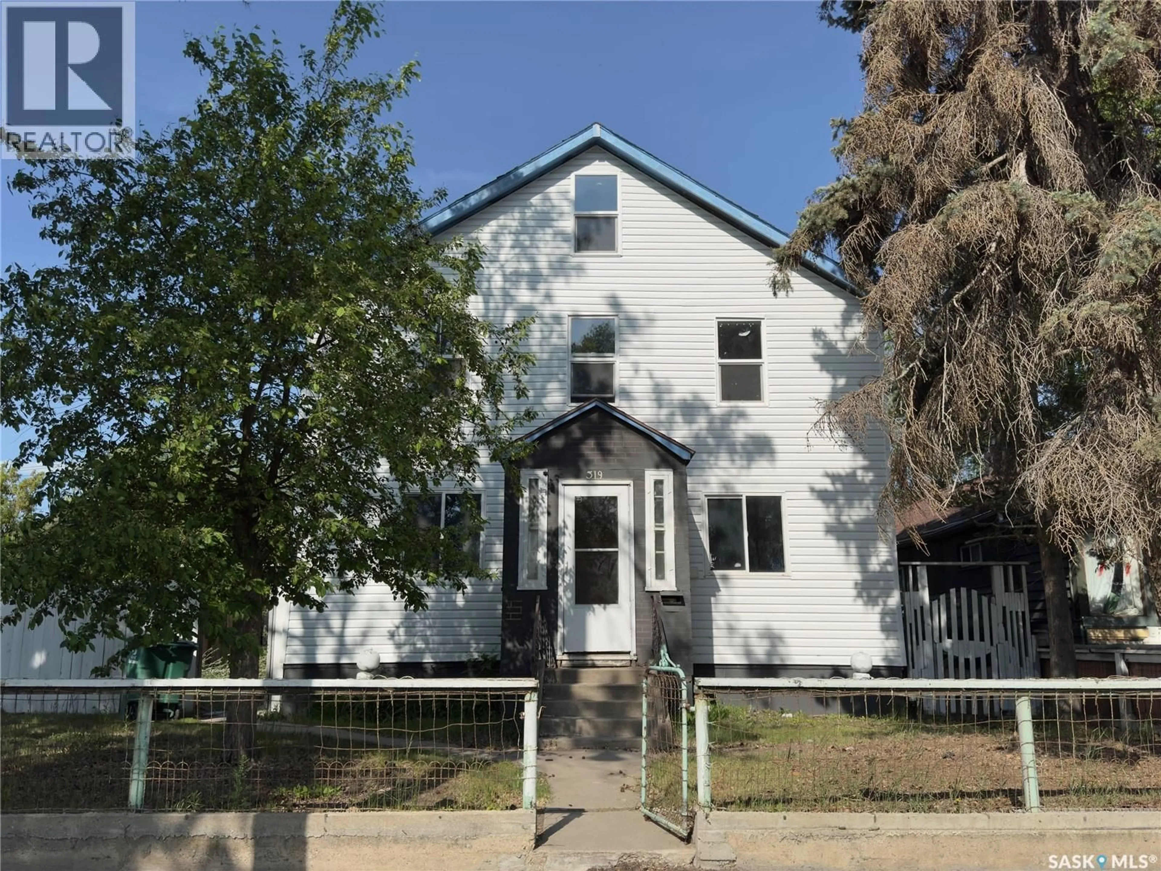 Home with vinyl exterior material, building for 319 H AVENUE, Saskatoon Saskatchewan S7M1W4