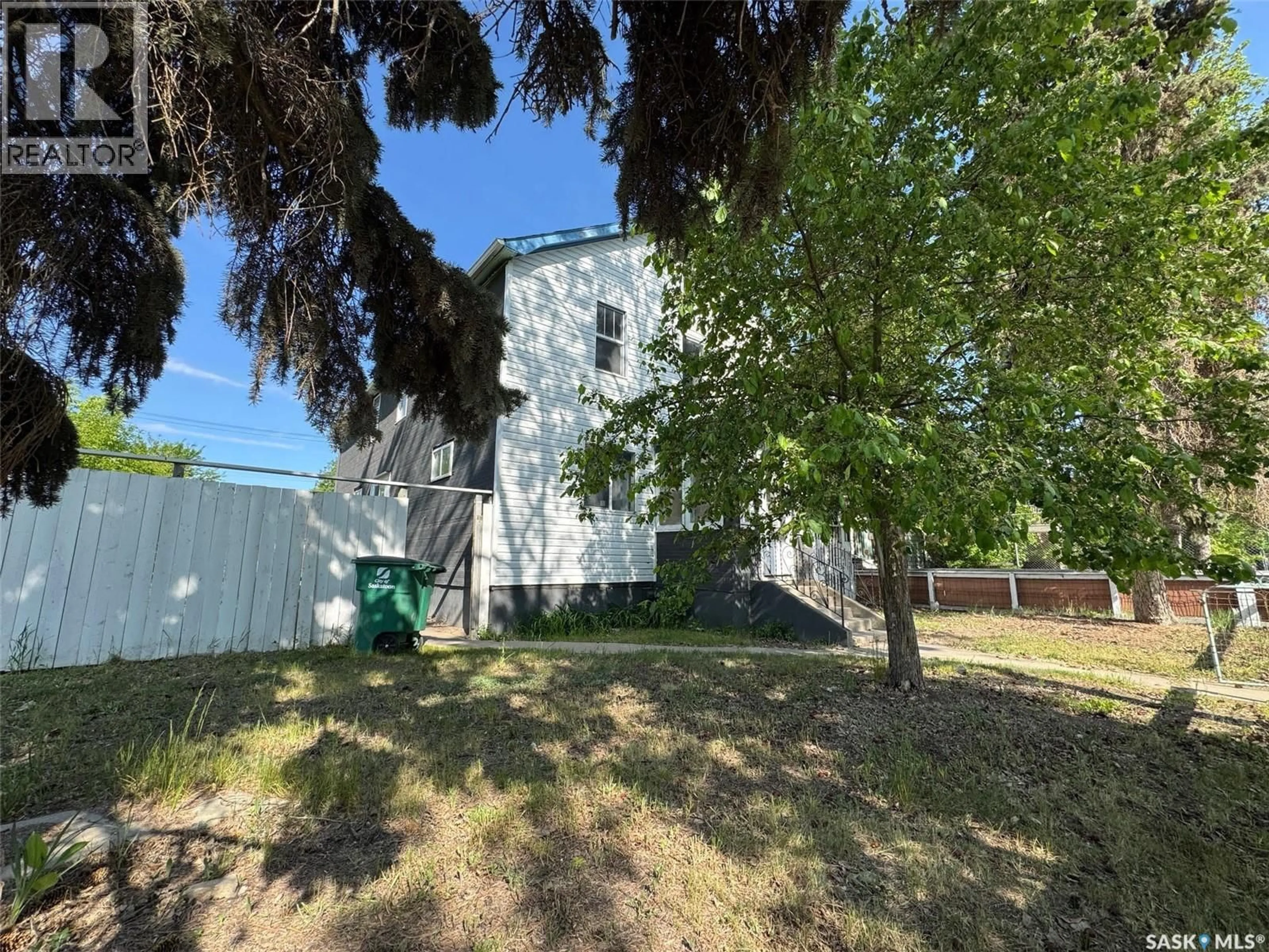 A pic from outside/outdoor area/front of a property/back of a property/a pic from drone, street for 319 H AVENUE, Saskatoon Saskatchewan S7M1W4