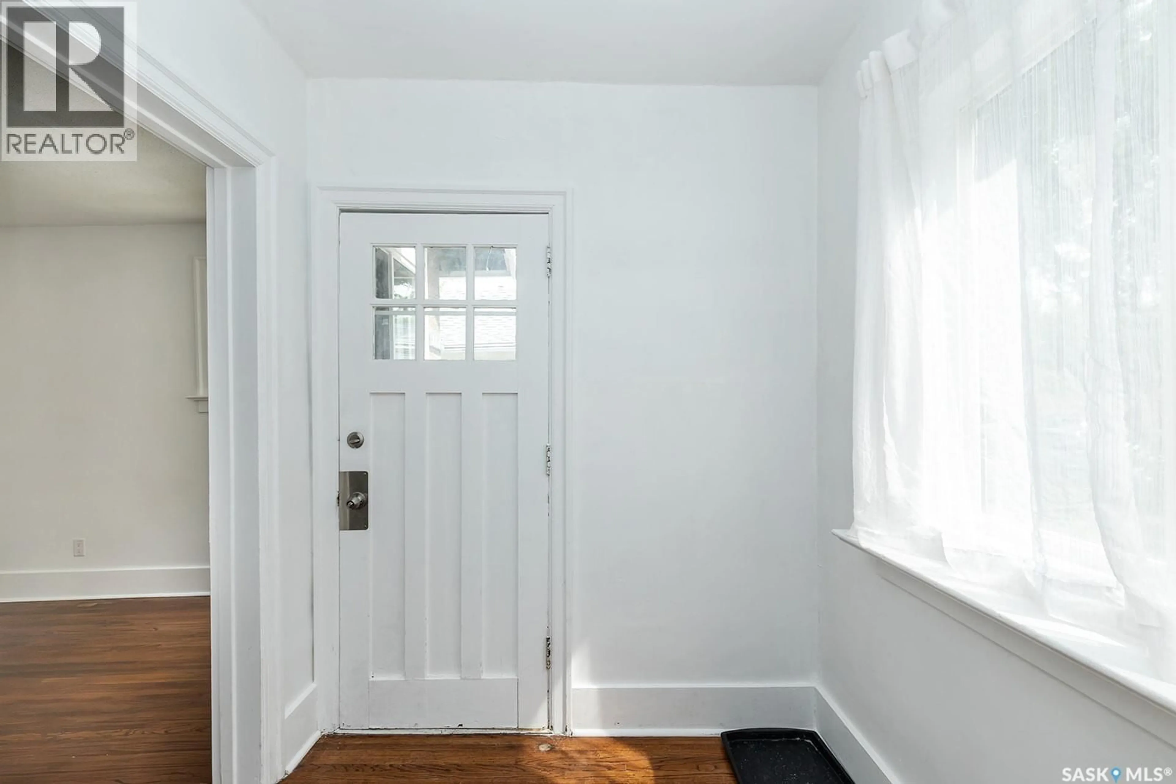 Indoor entryway for 1223 C AVENUE, Saskatoon Saskatchewan S7L1K6