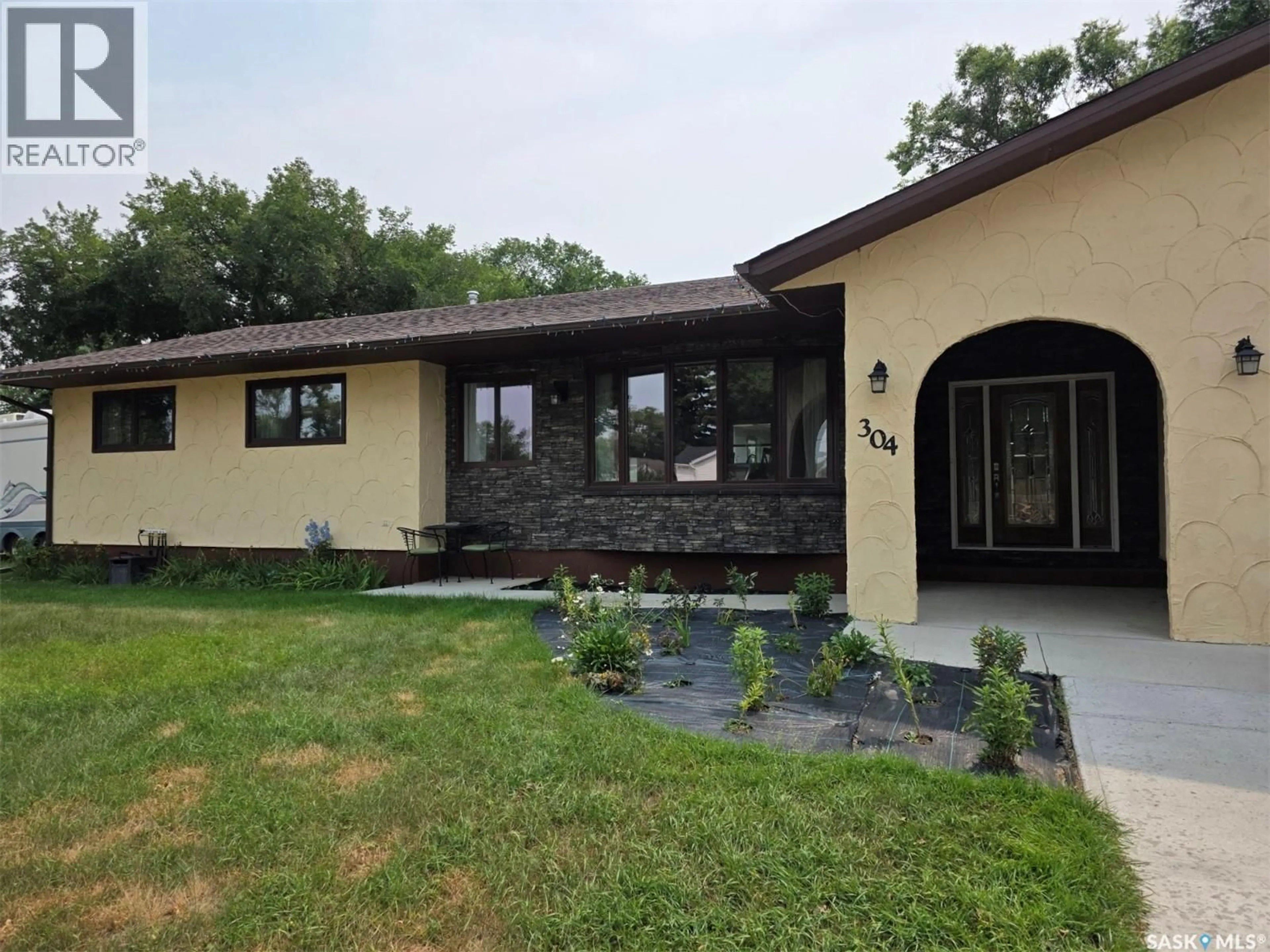 Home with vinyl exterior material, unknown for 304 4TH AVENUE, Swift Current Saskatchewan S9H3L8