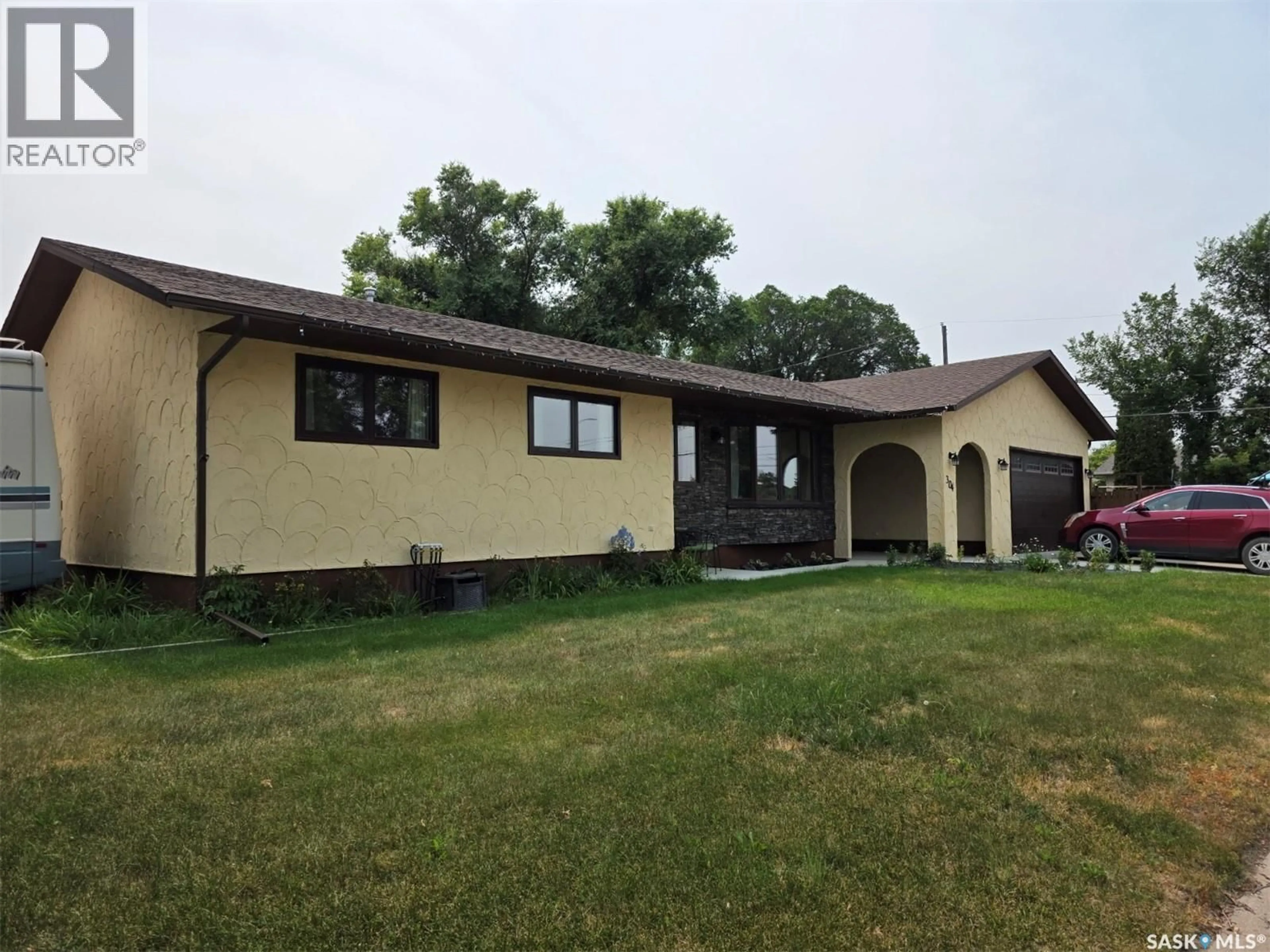 Home with vinyl exterior material, unknown for 304 4TH AVENUE, Swift Current Saskatchewan S9H3L8