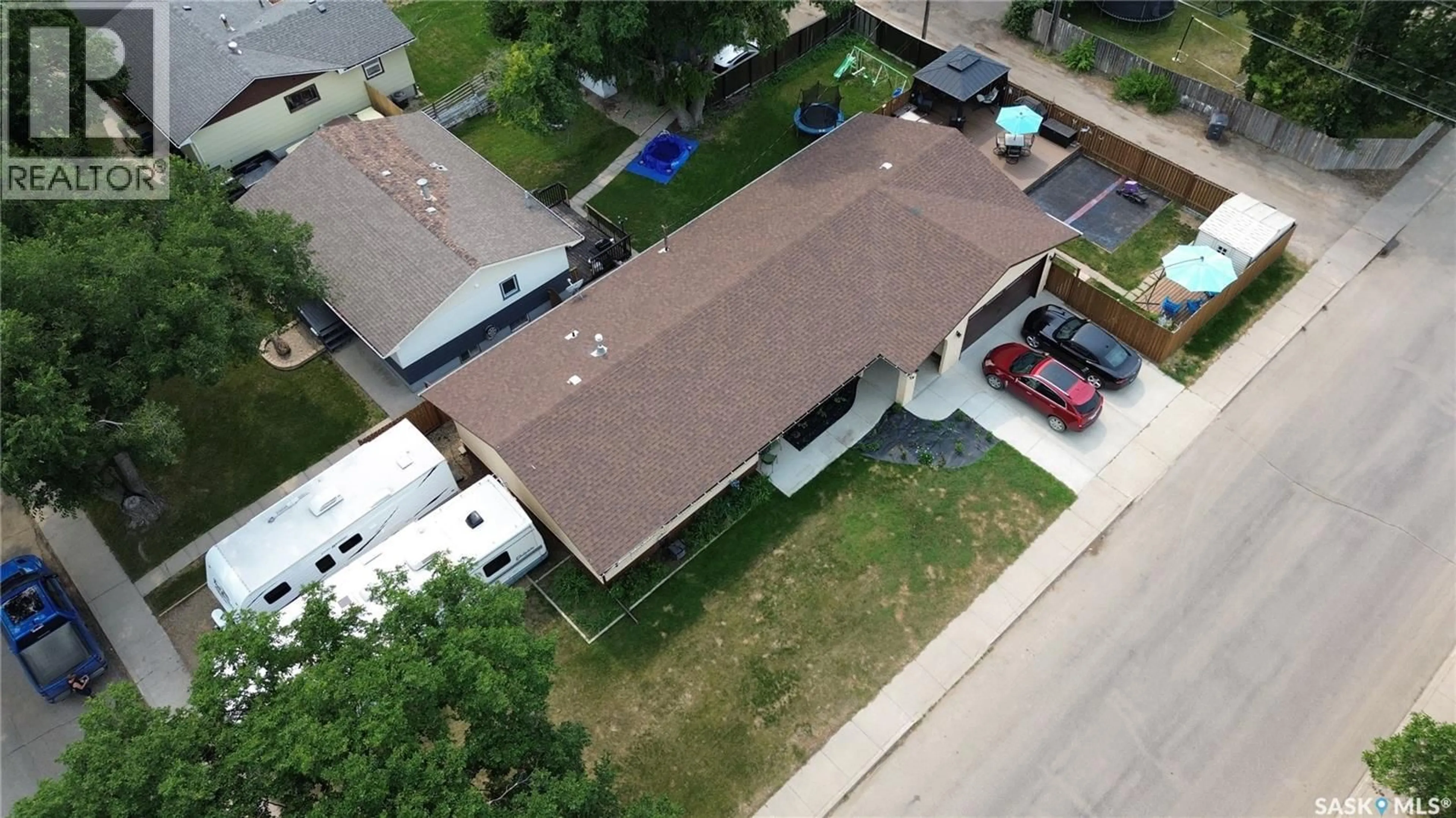 A pic from outside/outdoor area/front of a property/back of a property/a pic from drone, street for 304 4TH AVENUE, Swift Current Saskatchewan S9H3L8