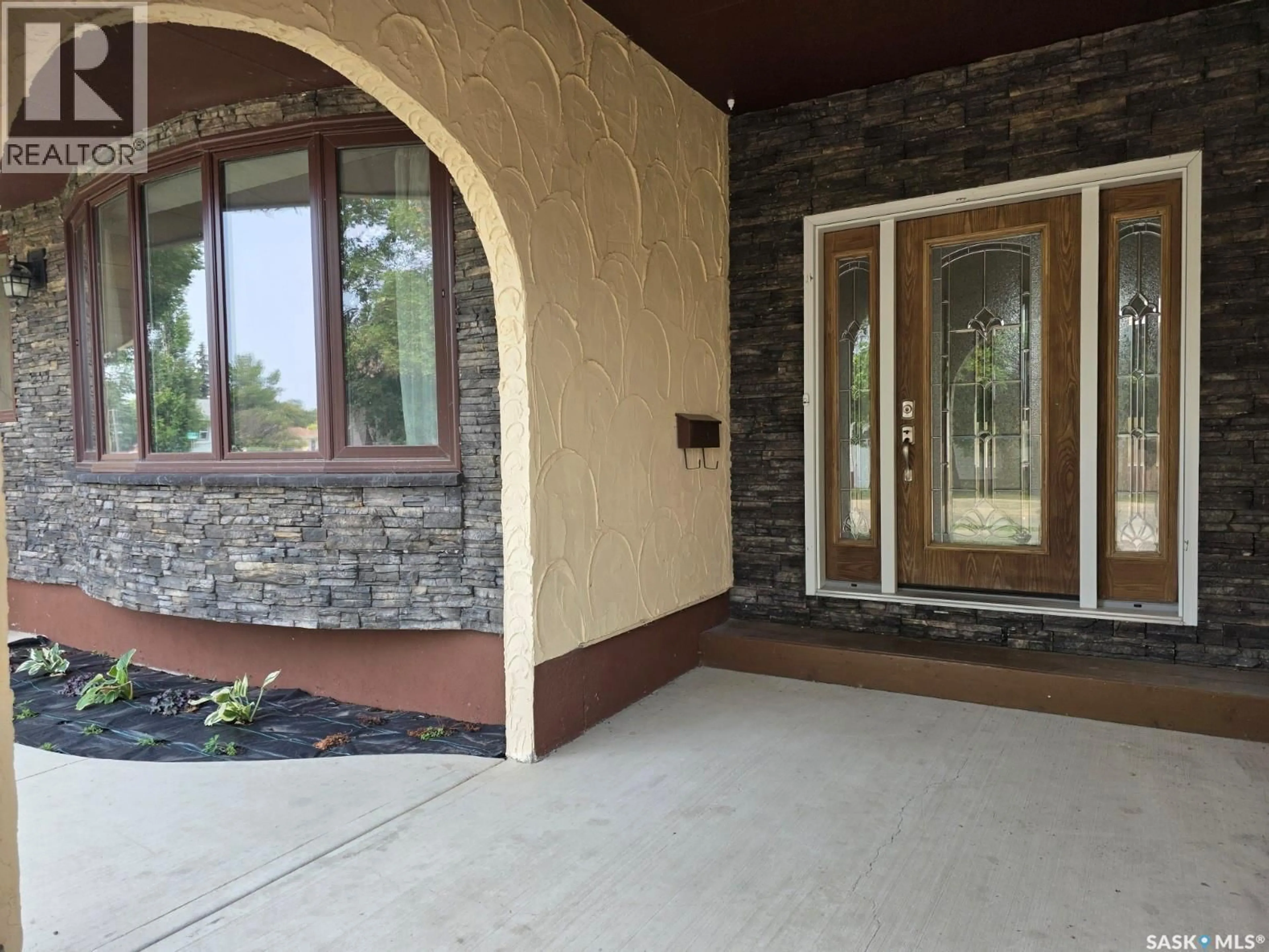 Indoor entryway for 304 4TH AVENUE, Swift Current Saskatchewan S9H3L8