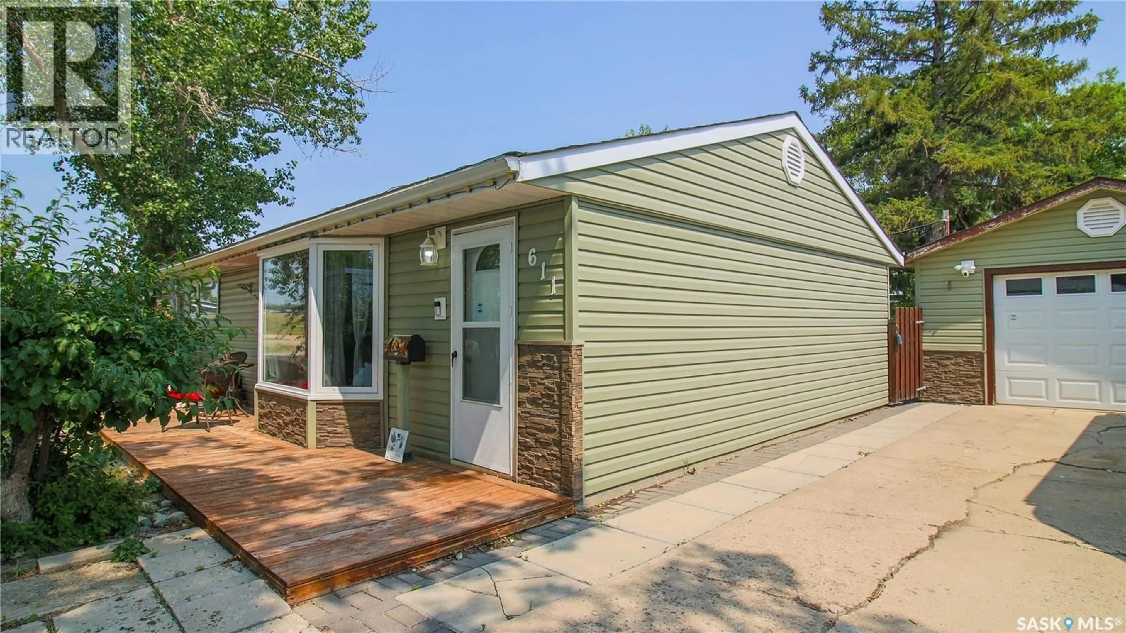 Home with vinyl exterior material, unknown for 611 MCINTOSH STREET, Regina Saskatchewan S4T5B3