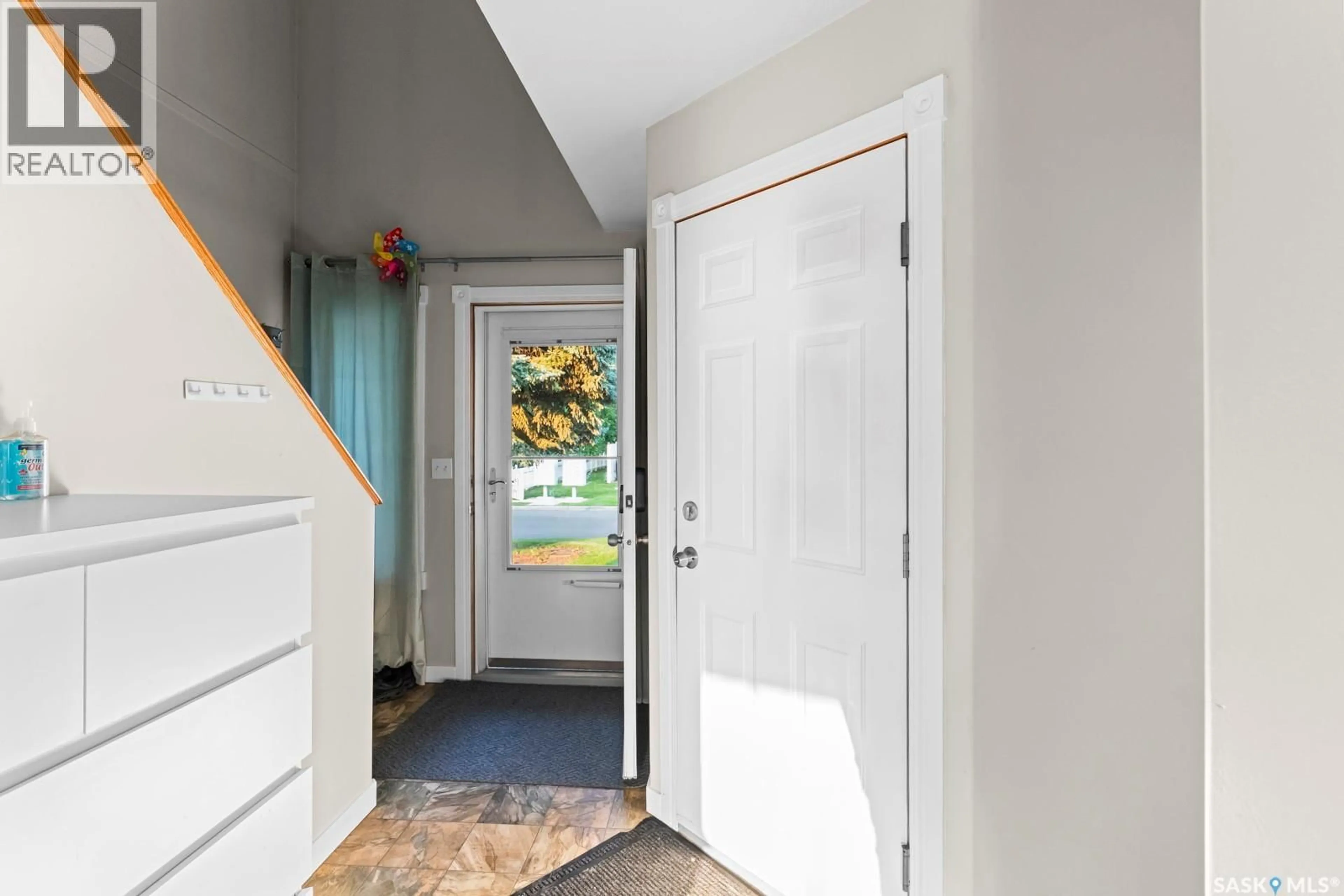 Indoor entryway for 1 215 PINEHOUSE DRIVE, Saskatoon Saskatchewan S7K6N9