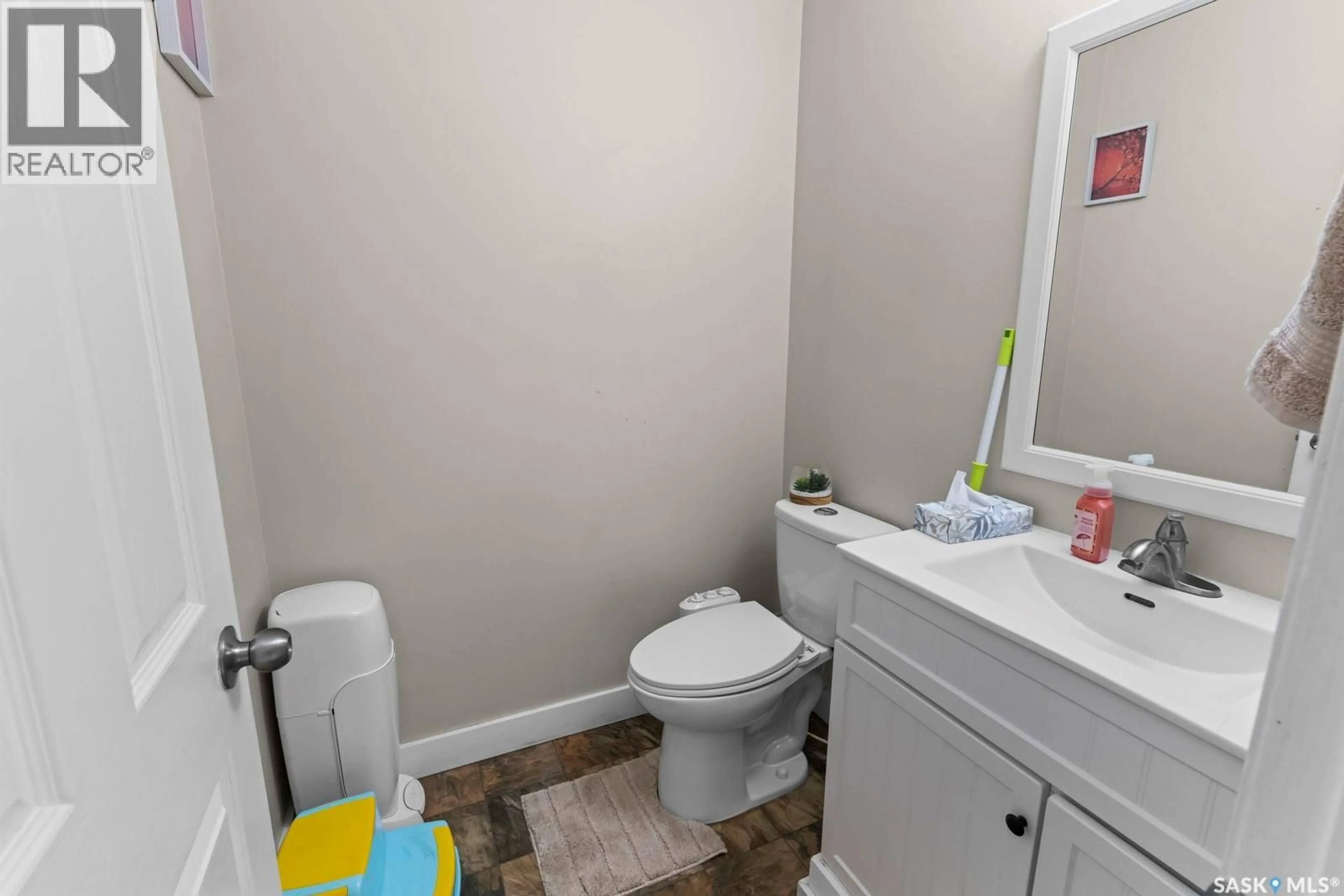 Standard bathroom, unknown for 1 215 PINEHOUSE DRIVE, Saskatoon Saskatchewan S7K6N9