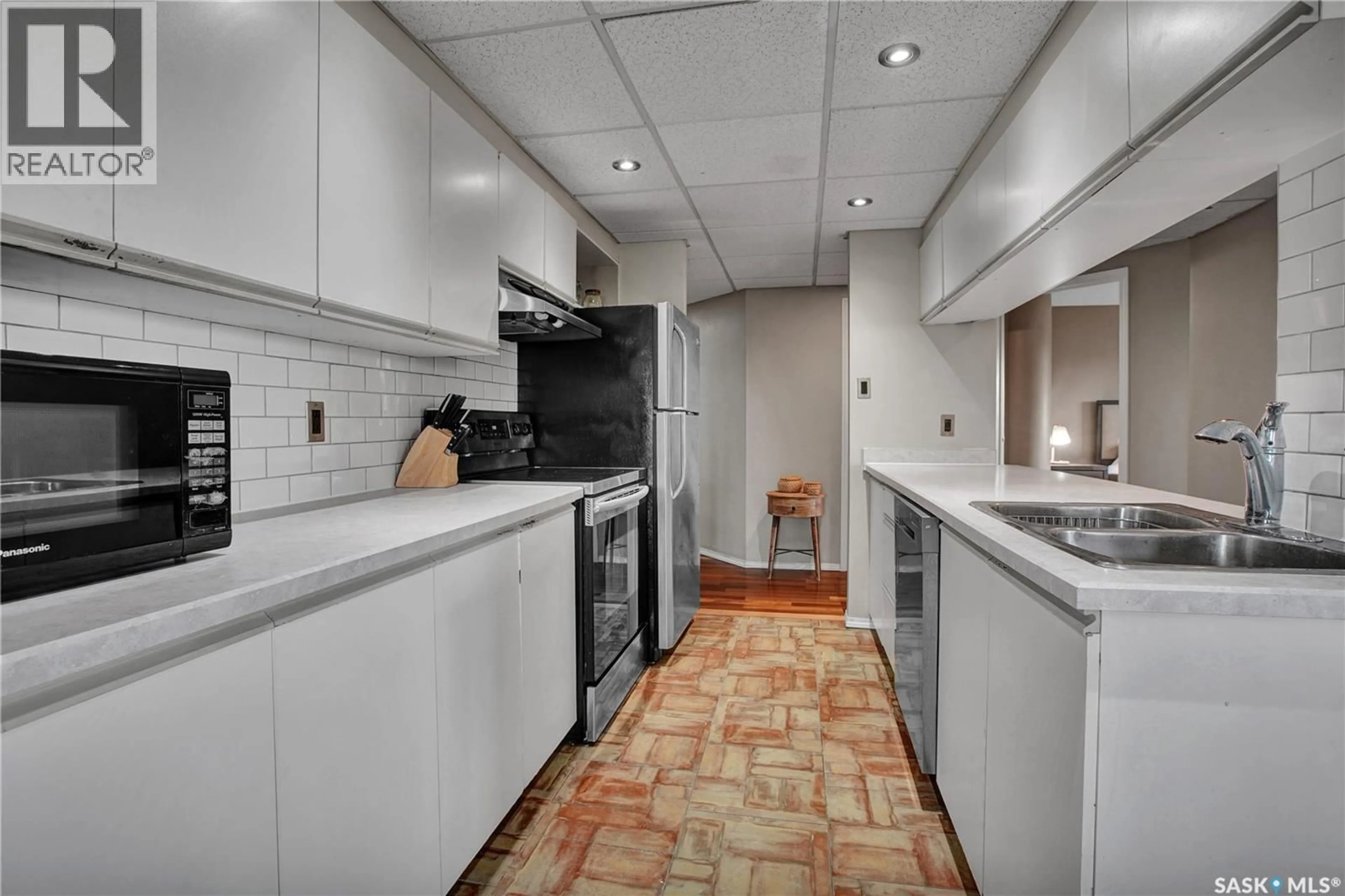 Standard kitchen, ceramic/tile floor for 611 - 604 UNIVERSITY DRIVE, Saskatoon Saskatchewan S7N3Z1