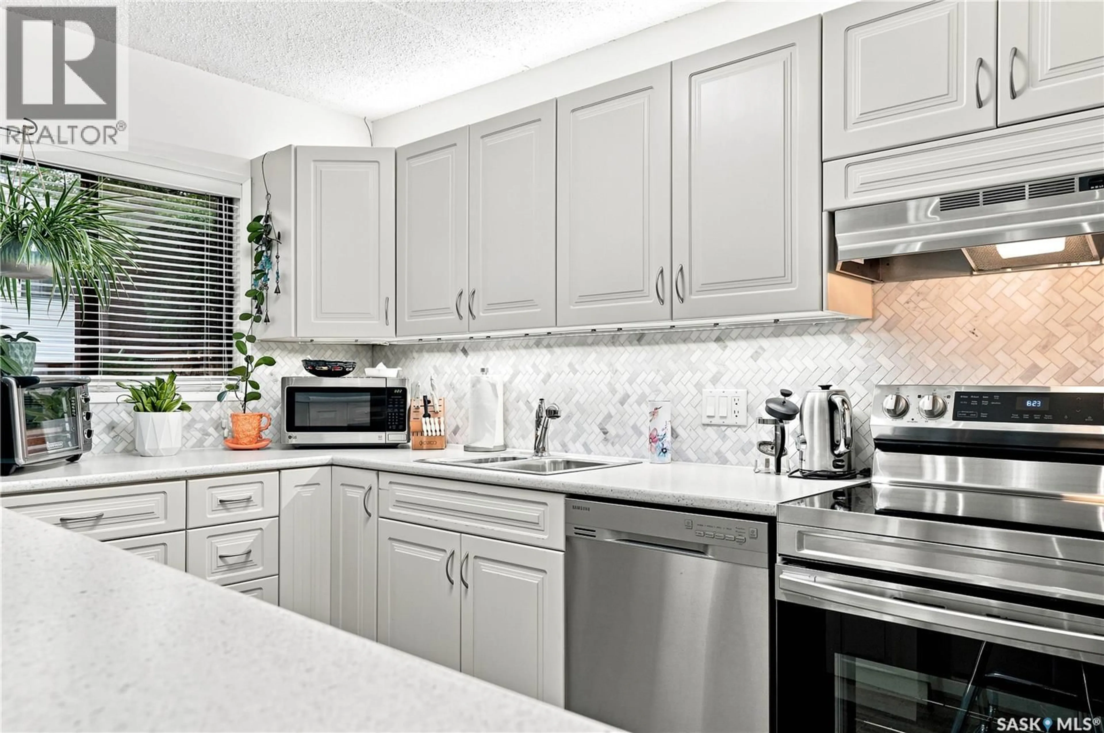 Contemporary kitchen, ceramic/tile floor for 441 - 104 PENDYGRASSE ROAD, Saskatoon Saskatchewan S7M5C1