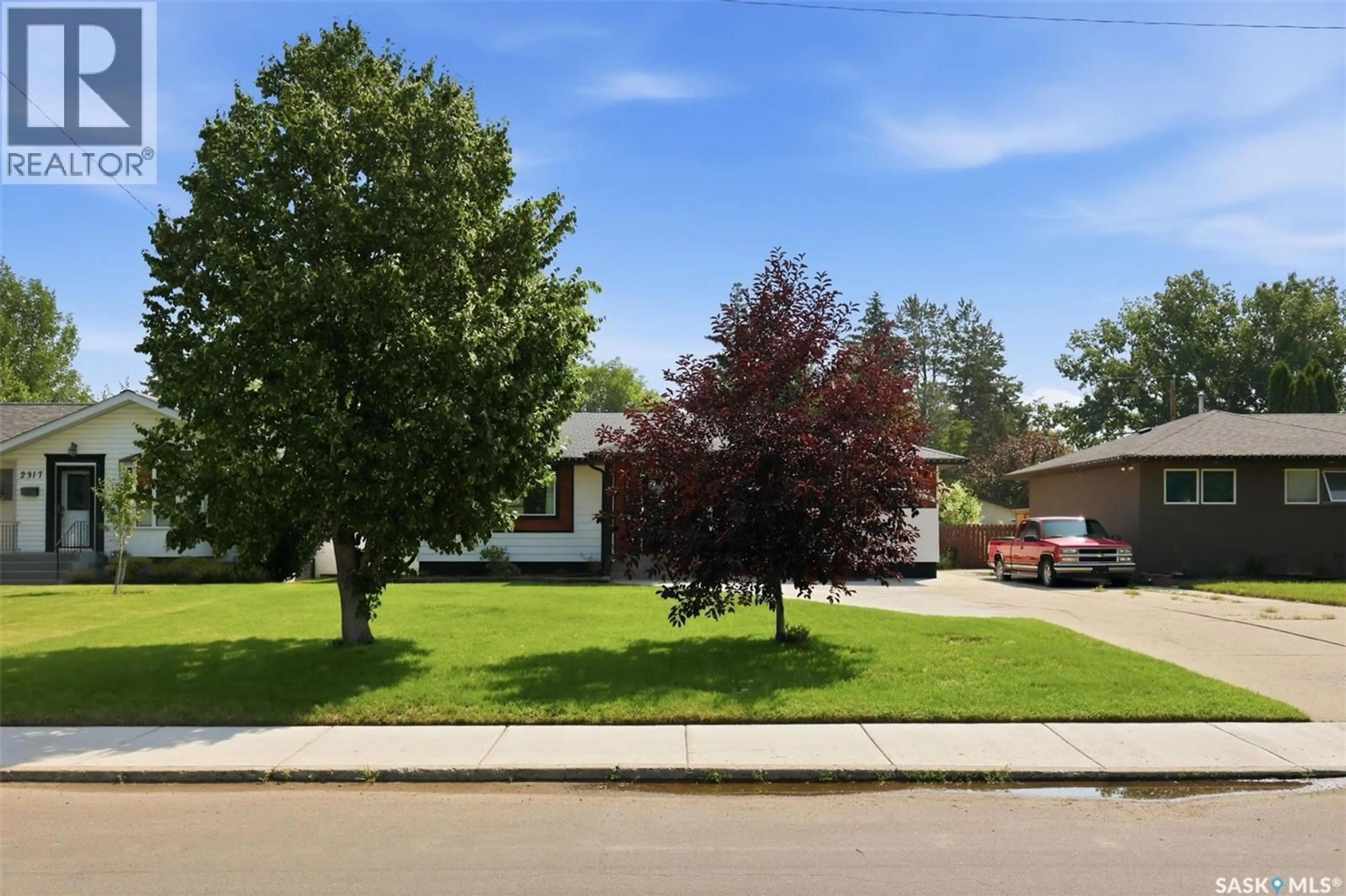 A pic from outside/outdoor area/front of a property/back of a property/a pic from drone, street for 2321 MCKINNON AVENUE, Saskatoon Saskatchewan S7N1N7