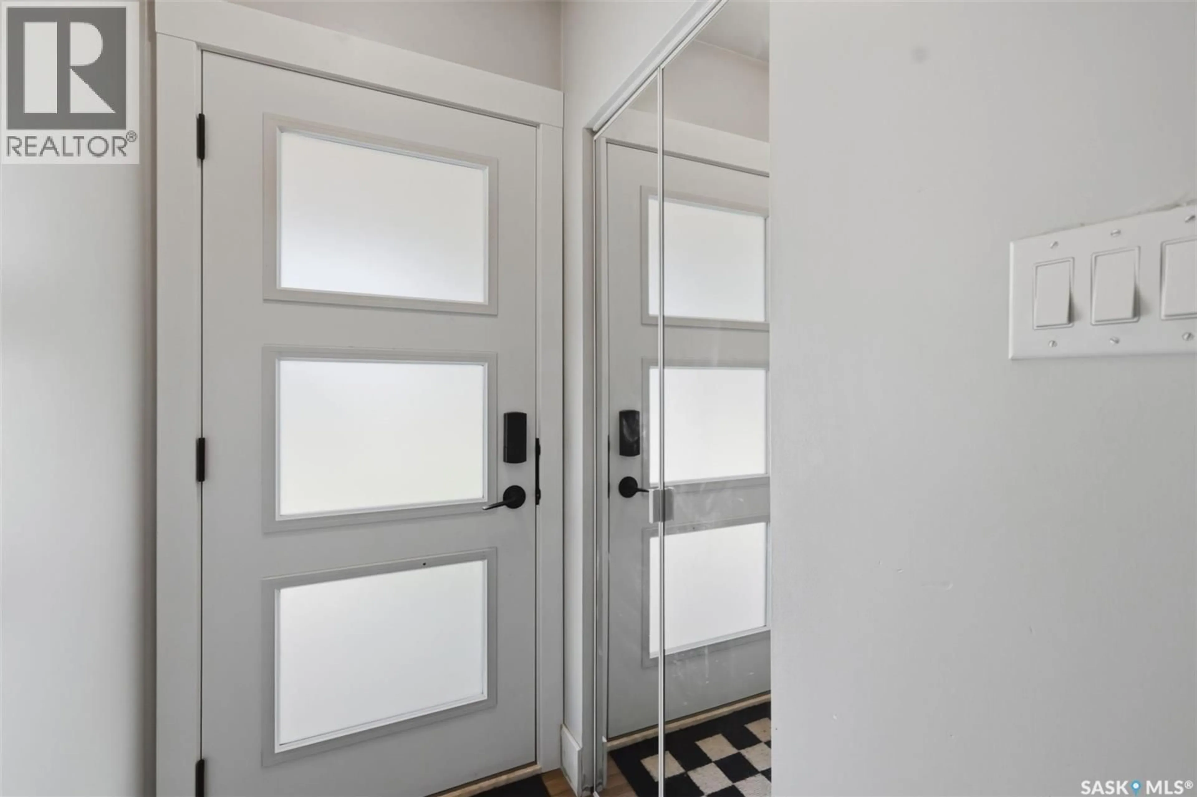 Indoor entryway for 2321 MCKINNON AVENUE, Saskatoon Saskatchewan S7N1N7
