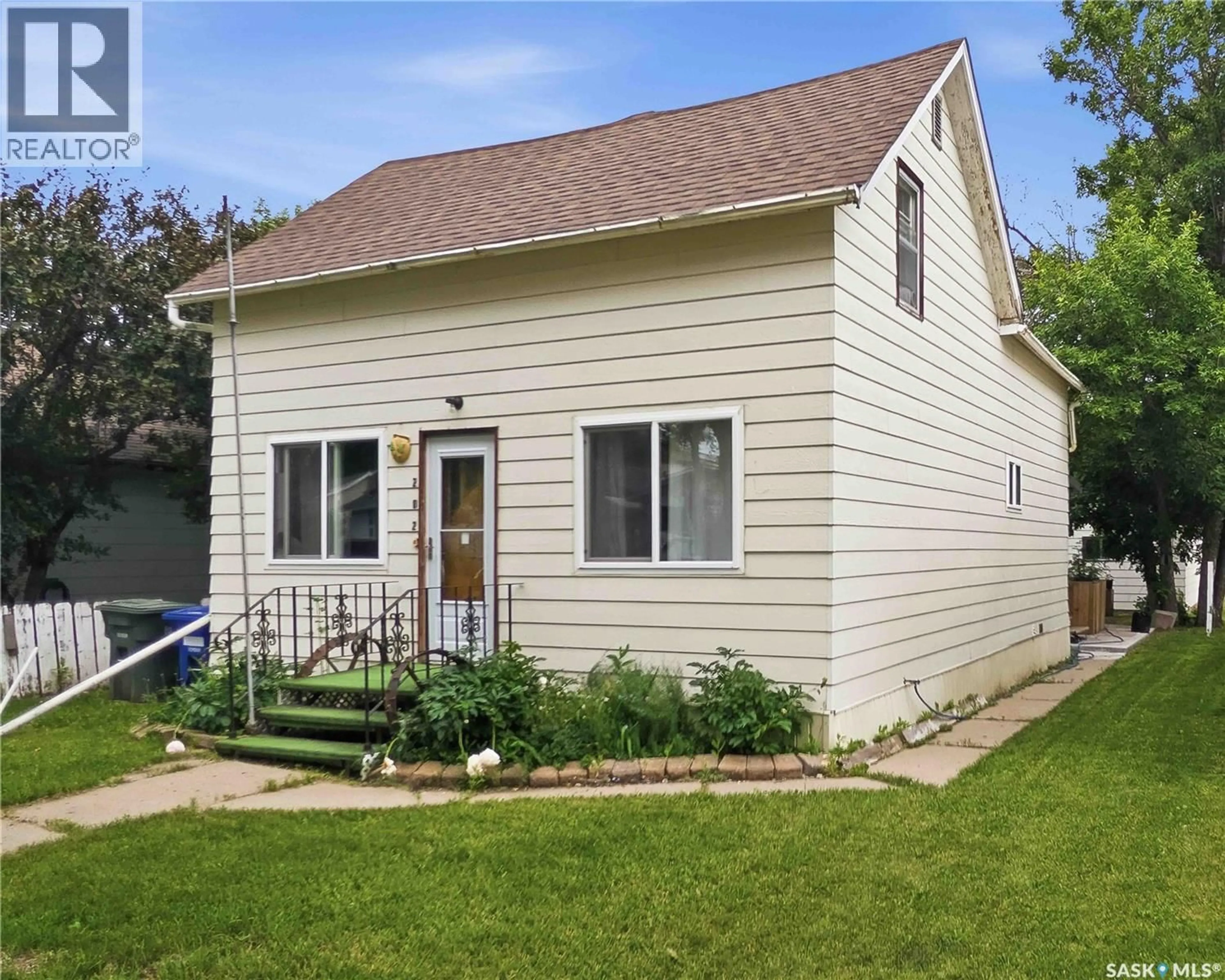 Home with vinyl exterior material, street for 202 2ND AVENUE, Rosetown Saskatchewan S0L2V0