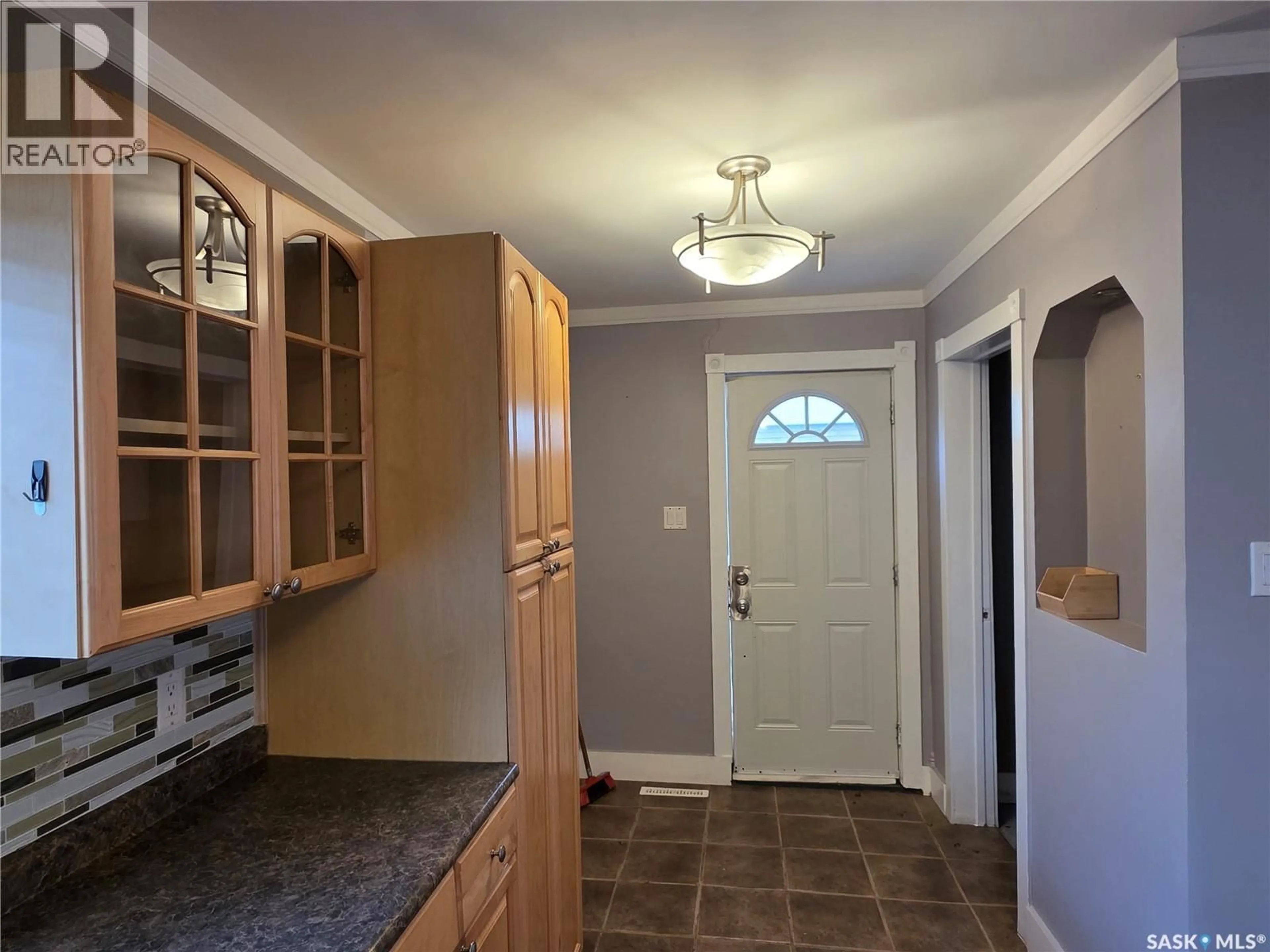Indoor entryway for 333 ELPHINSTONE STREET, Regina Saskatchewan S4R3W7
