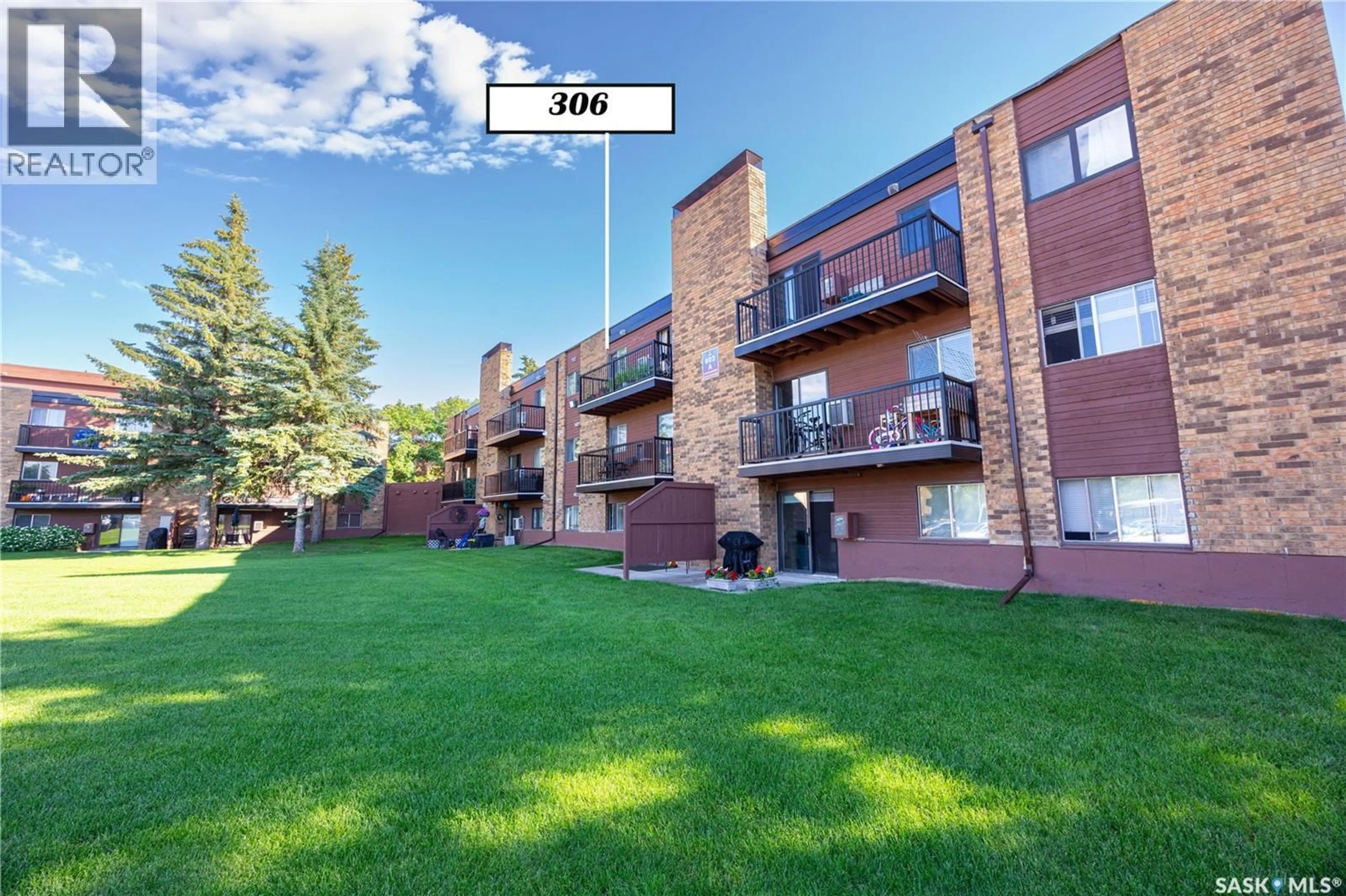 A pic from outside/outdoor area/front of a property/back of a property/a pic from drone, unknown for 802A - 306 KINGSMERE BOULEVARD, Saskatoon Saskatchewan S7J4B7
