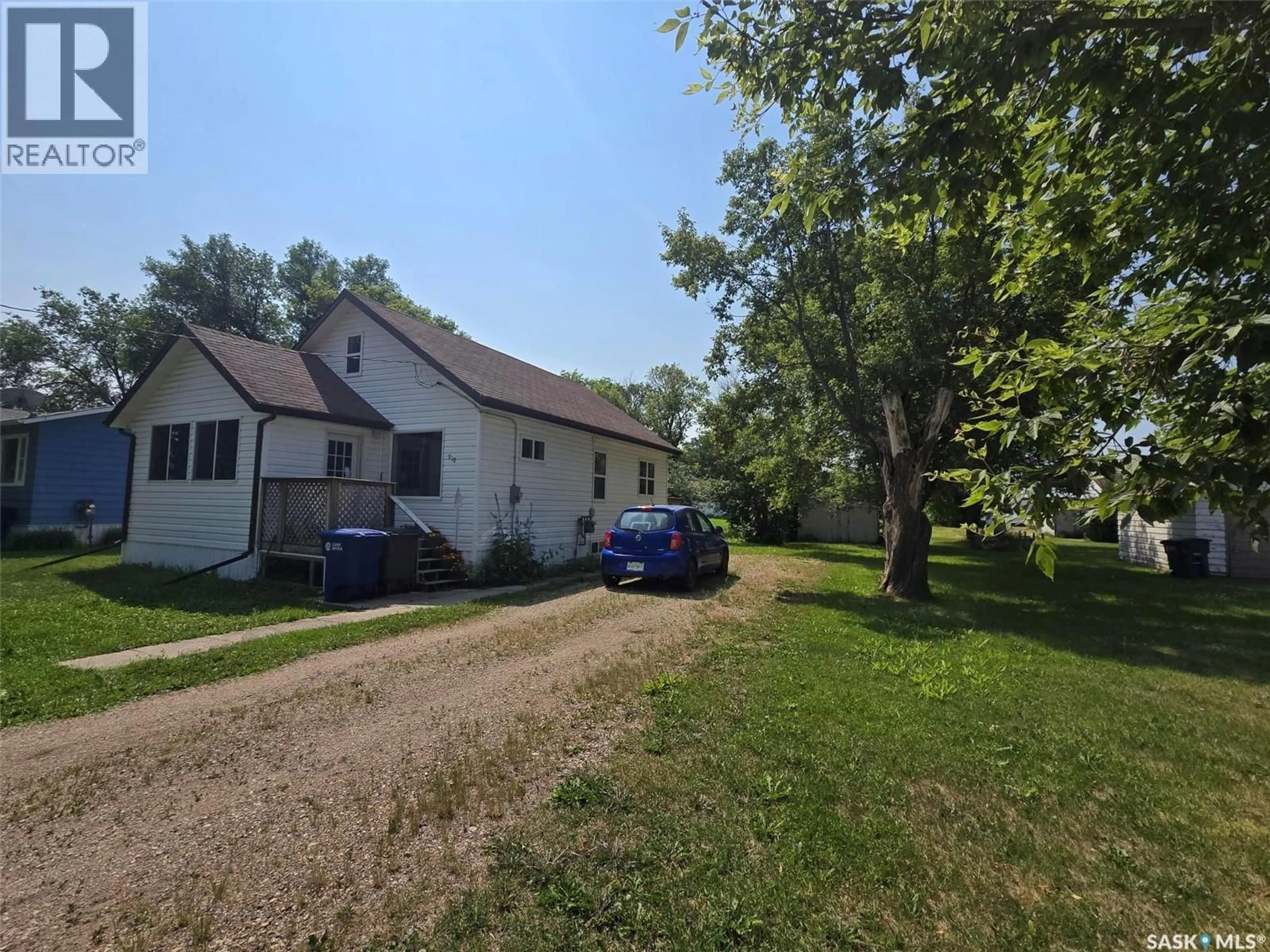 A pic from outside/outdoor area/front of a property/back of a property/a pic from drone, street for 910 PACIFIC STREET, Grenfell Saskatchewan S0G2B0