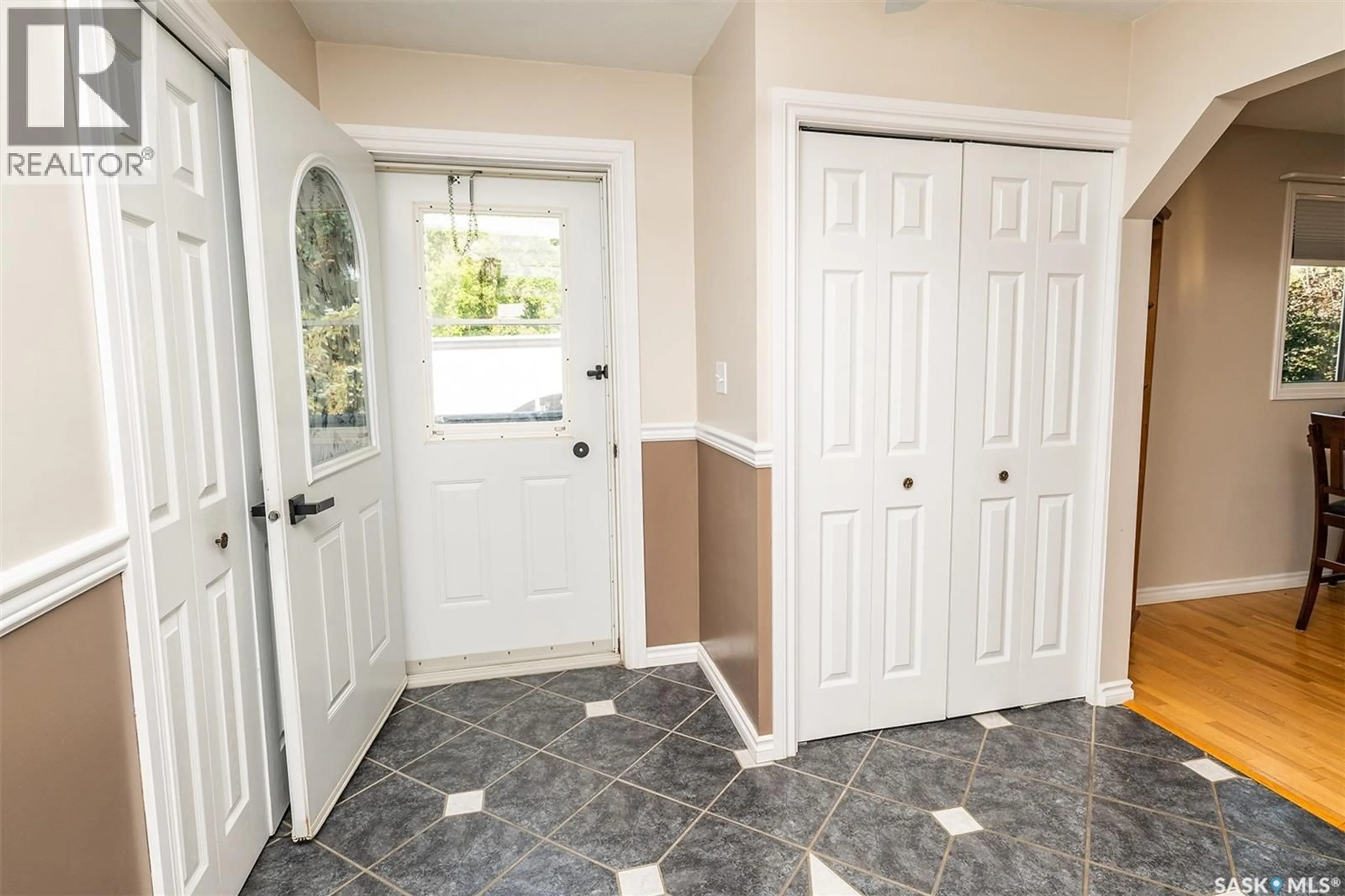 Indoor entryway for 302 7TH STREET, Wynyard Saskatchewan S0A4T0