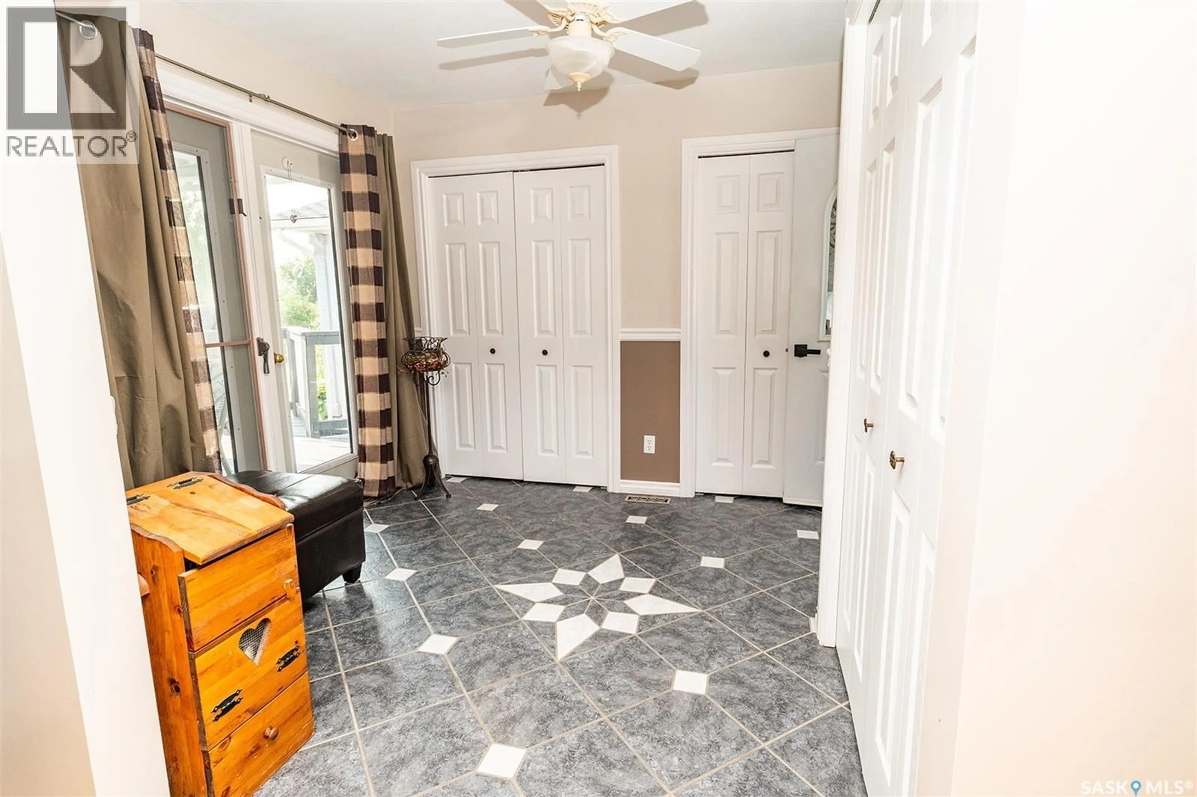 Indoor entryway for 302 7TH STREET, Wynyard Saskatchewan S0A4T0