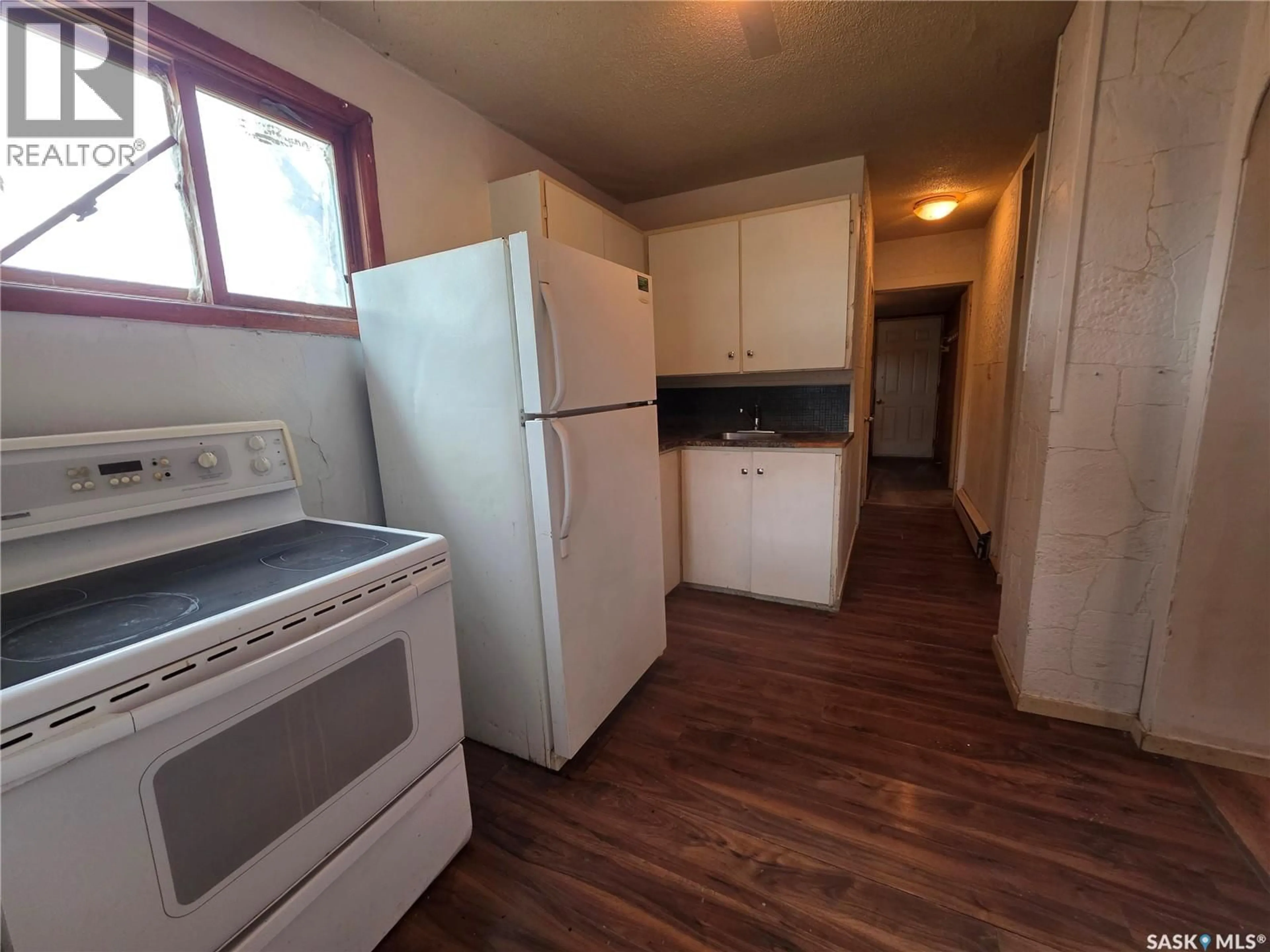 Standard kitchen, unknown for E - 927 NORTH RAILWAY STREET, Swift Current Saskatchewan S9H1E4