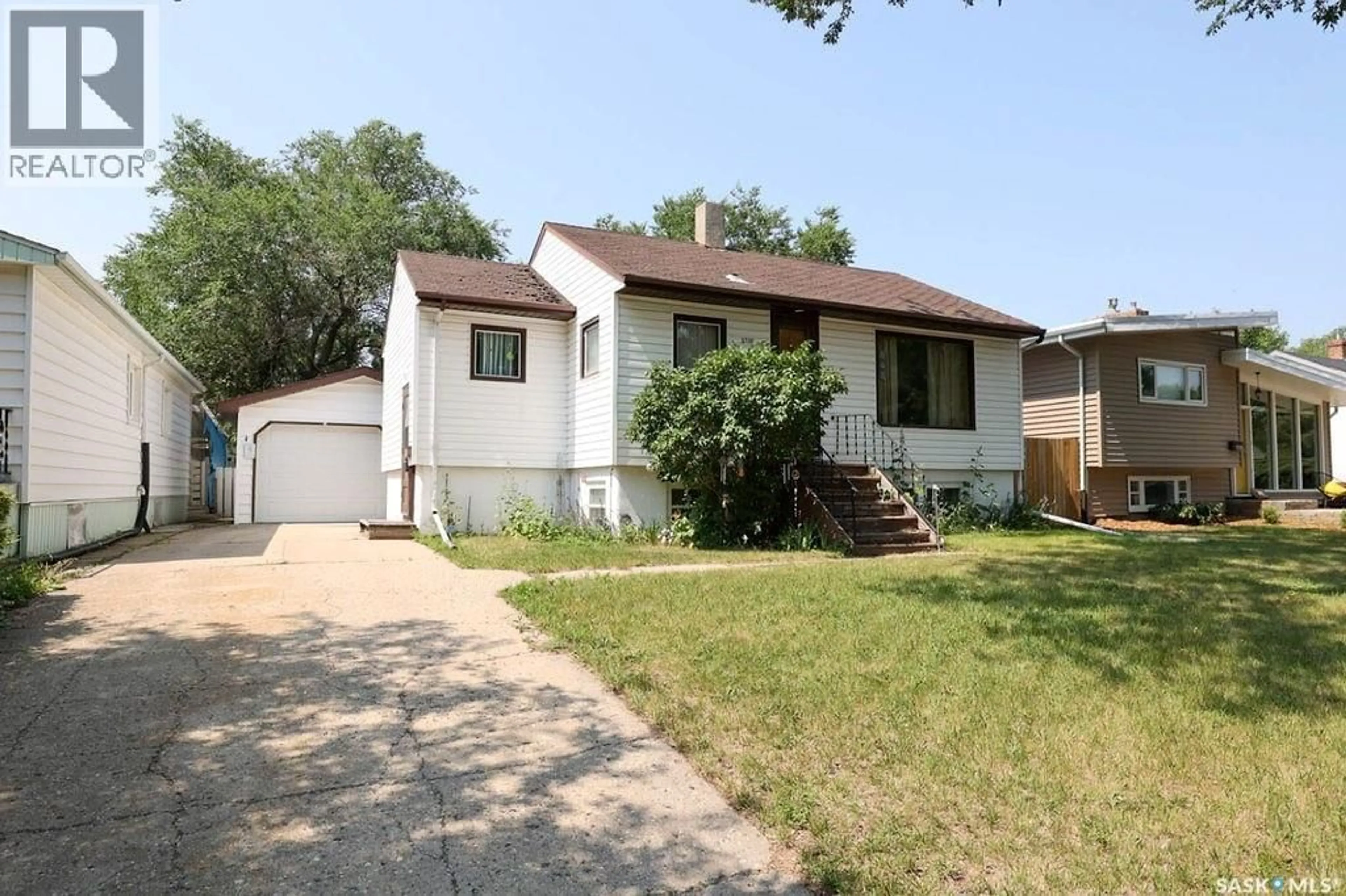 Home with vinyl exterior material, street for 2730 ARGYLE STREET, Regina Saskatchewan S4S0K6