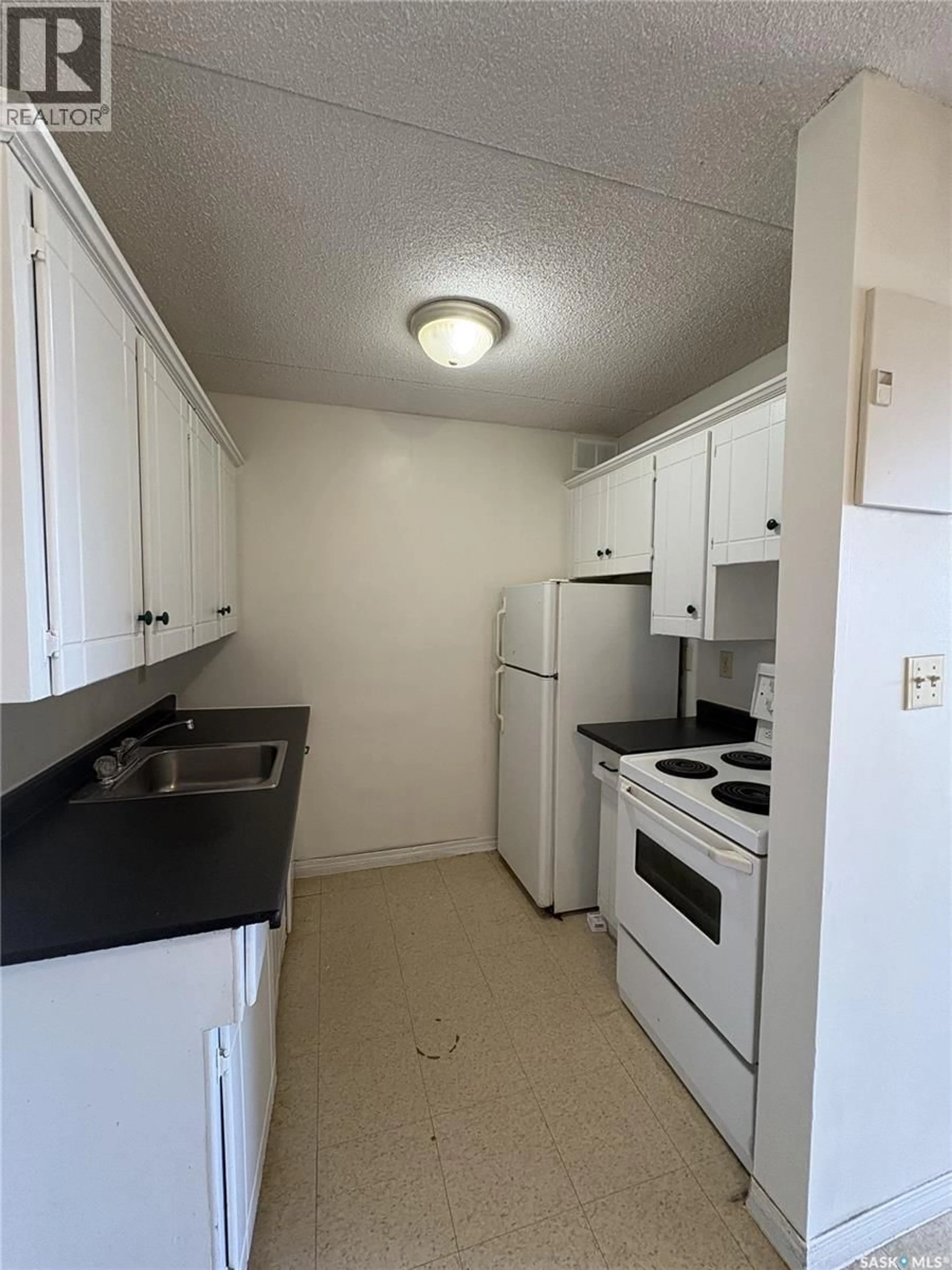 Standard kitchen, unknown for 401 - 590 LAURIER STREET, Moose Jaw Saskatchewan S6H6X6