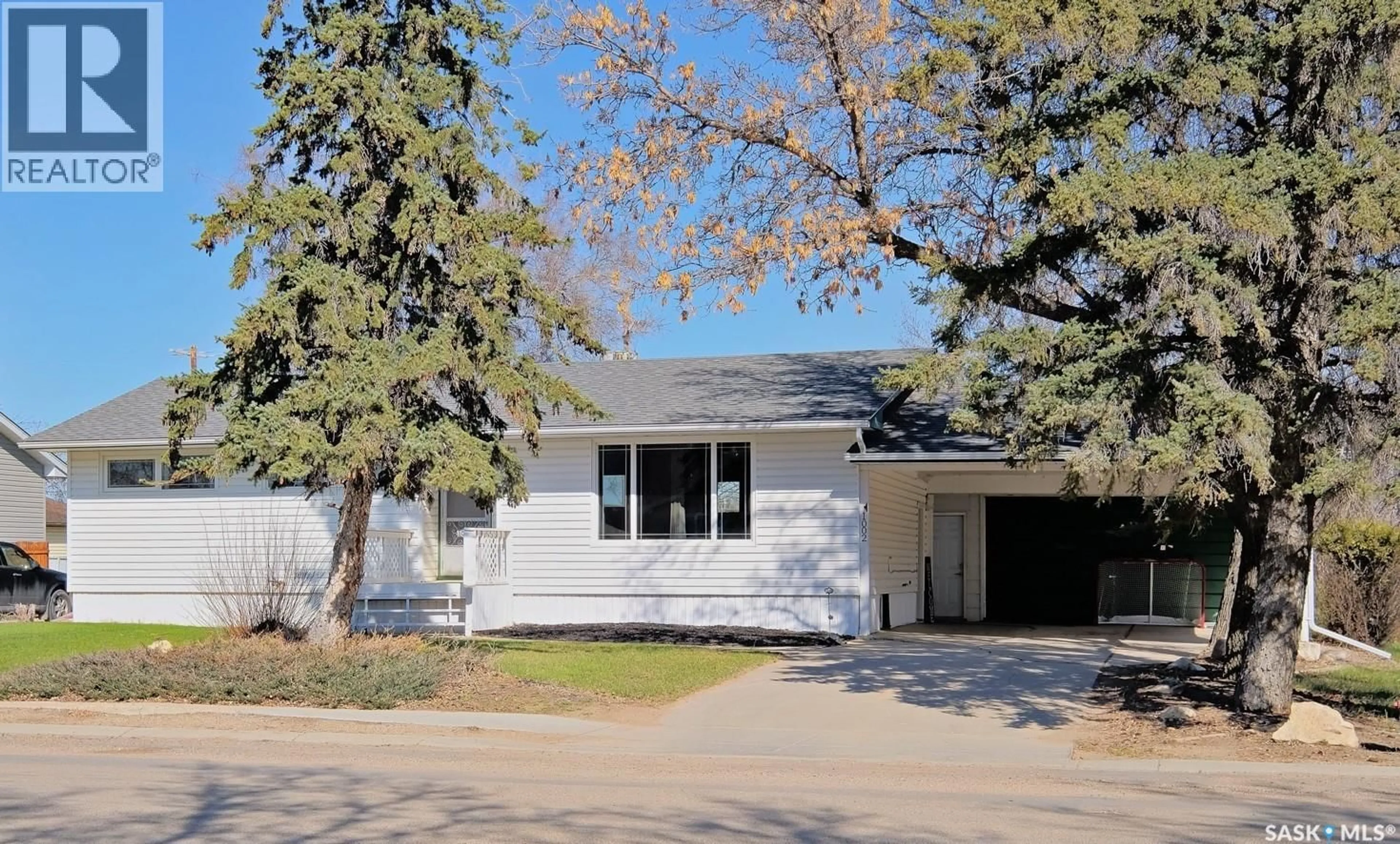 Home with vinyl exterior material, street for 1002 KING STREET, Rosetown Saskatchewan S0L2V0