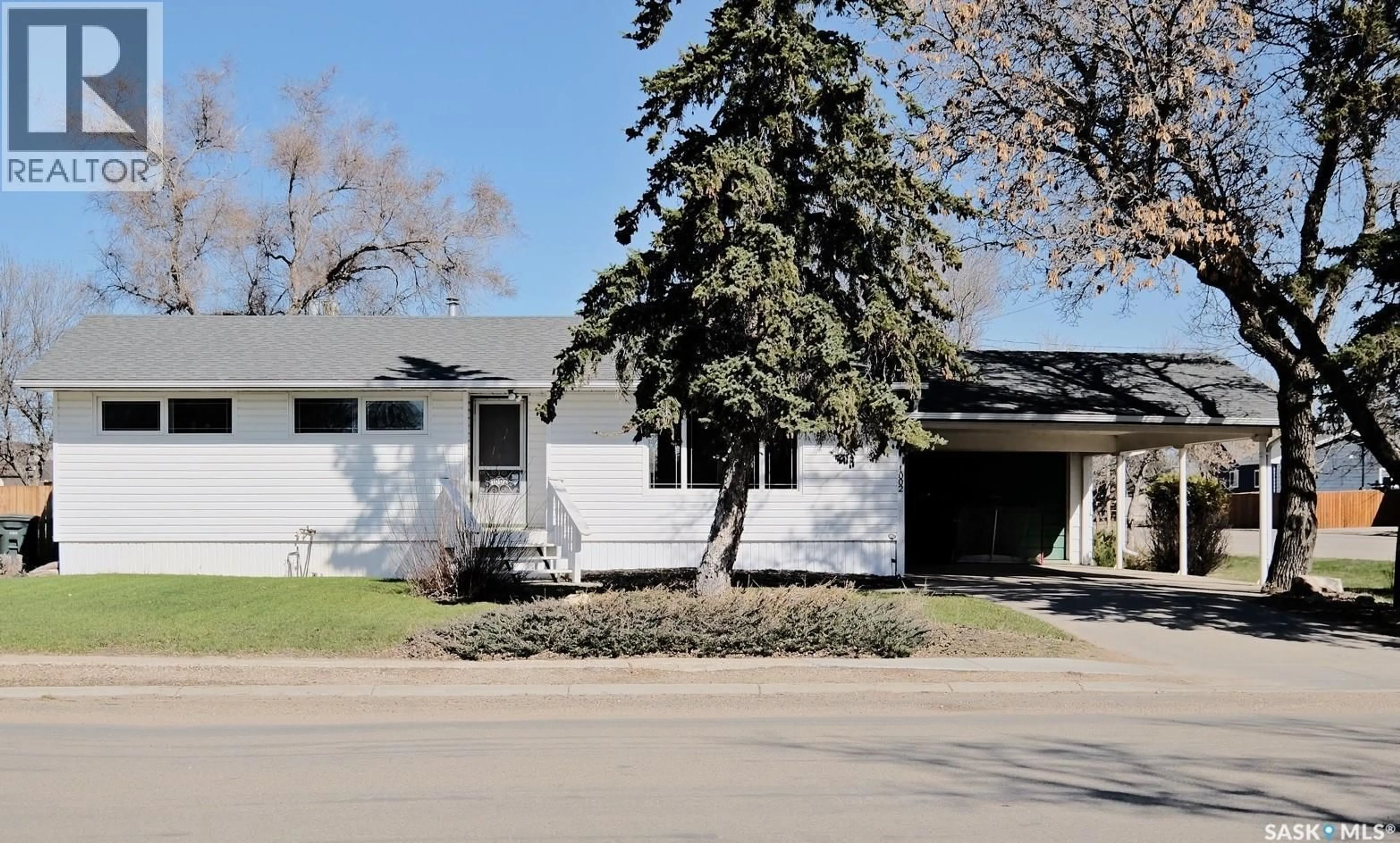 Home with vinyl exterior material, street for 1002 KING STREET, Rosetown Saskatchewan S0L2V0