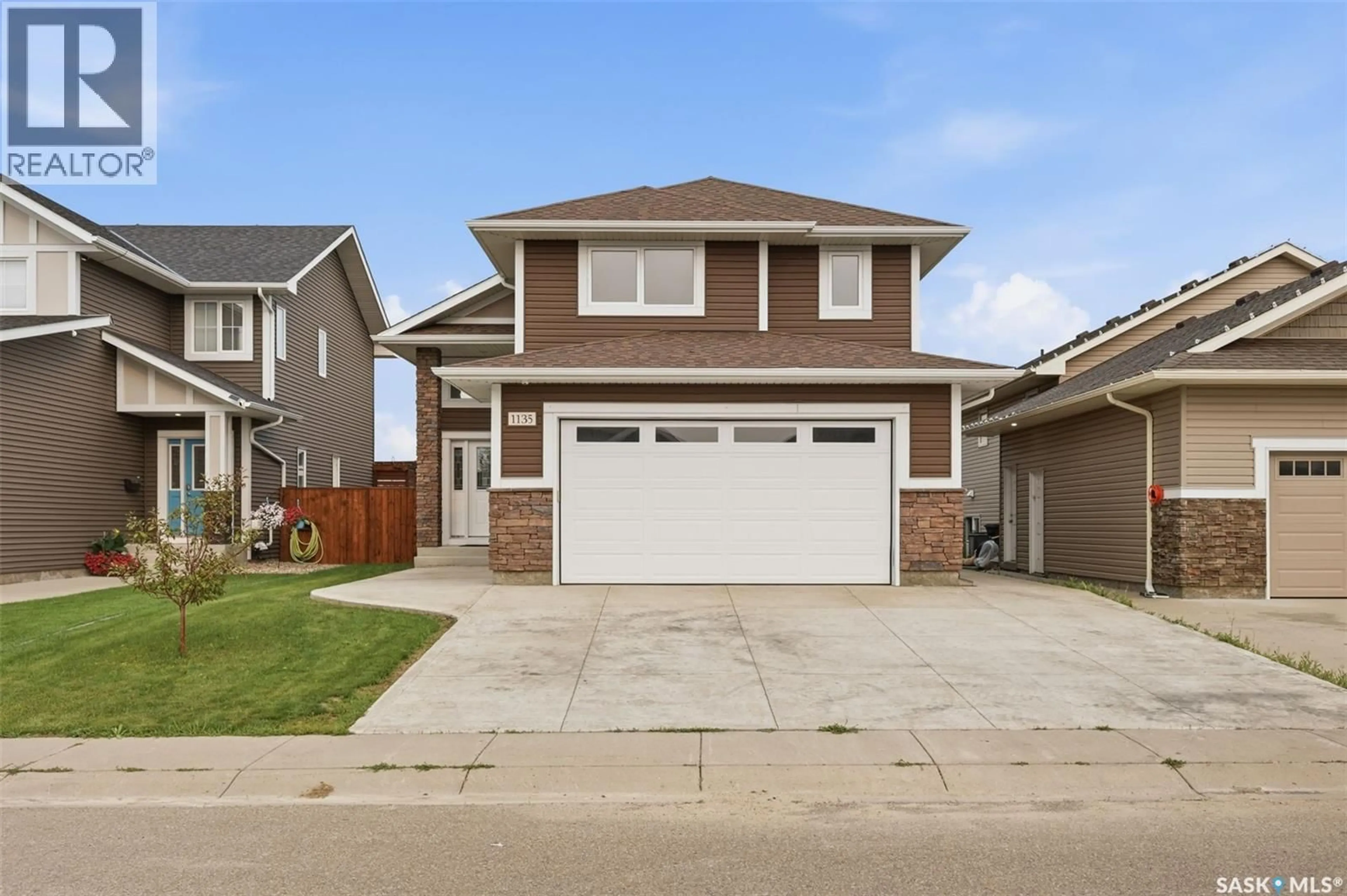 Home with vinyl exterior material, street for 1135 PRINGLE WAY, Saskatoon Saskatchewan S7T0V5