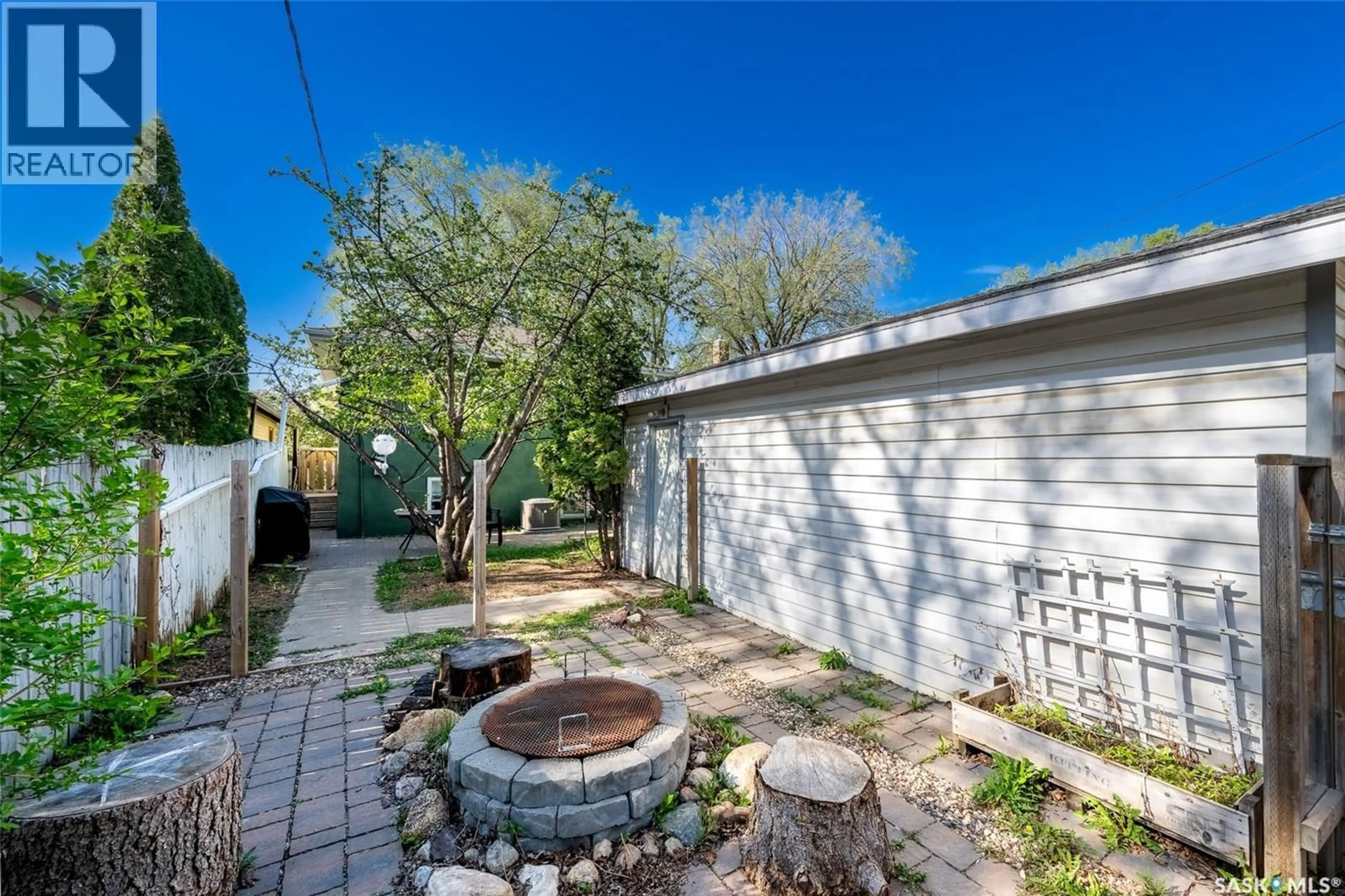 Patio, street for 204 25TH STREET, Saskatoon Saskatchewan S7L0C4