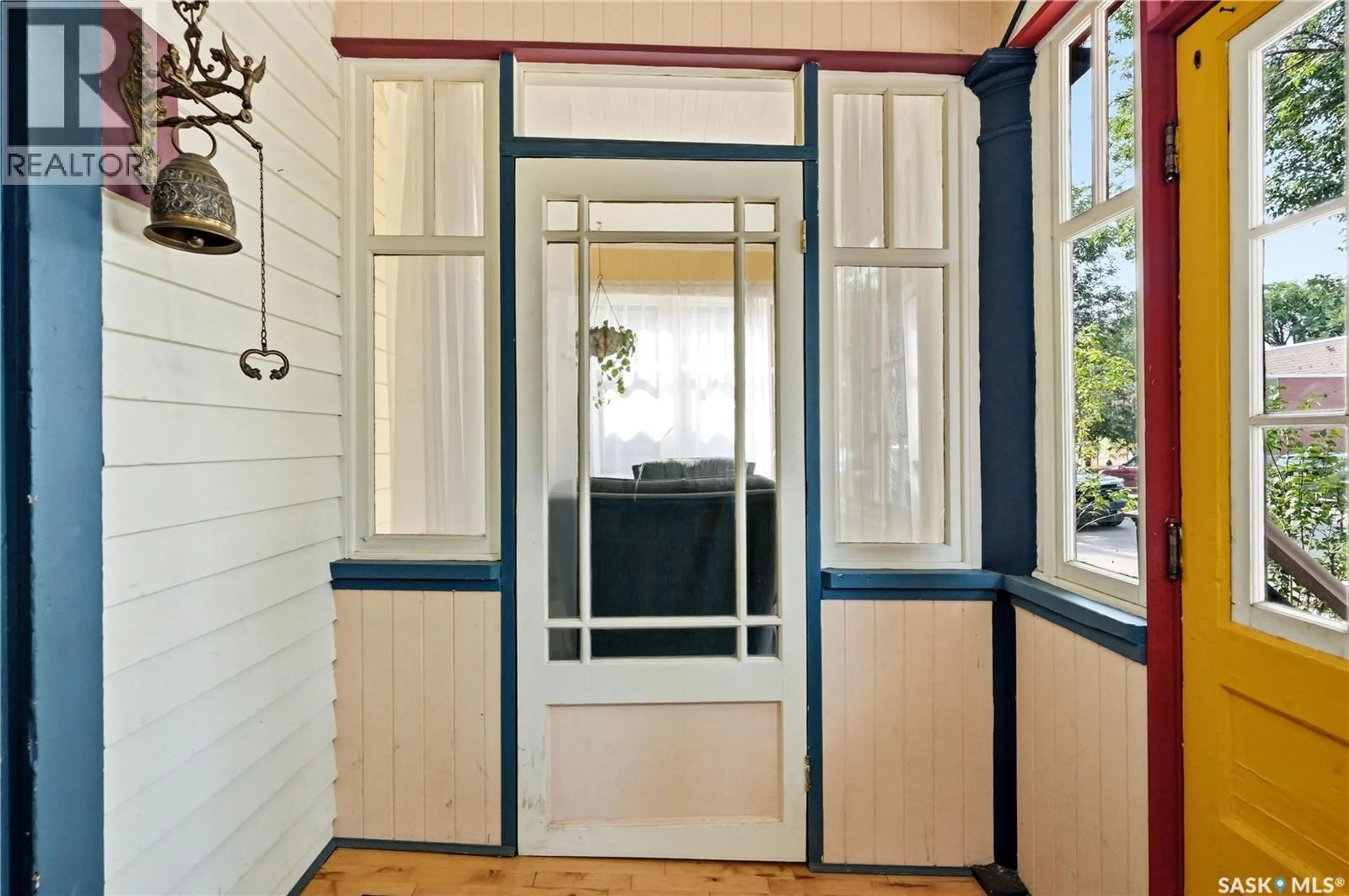 Indoor entryway for 518 10TH STREET, Saskatoon Saskatchewan S7N0E2