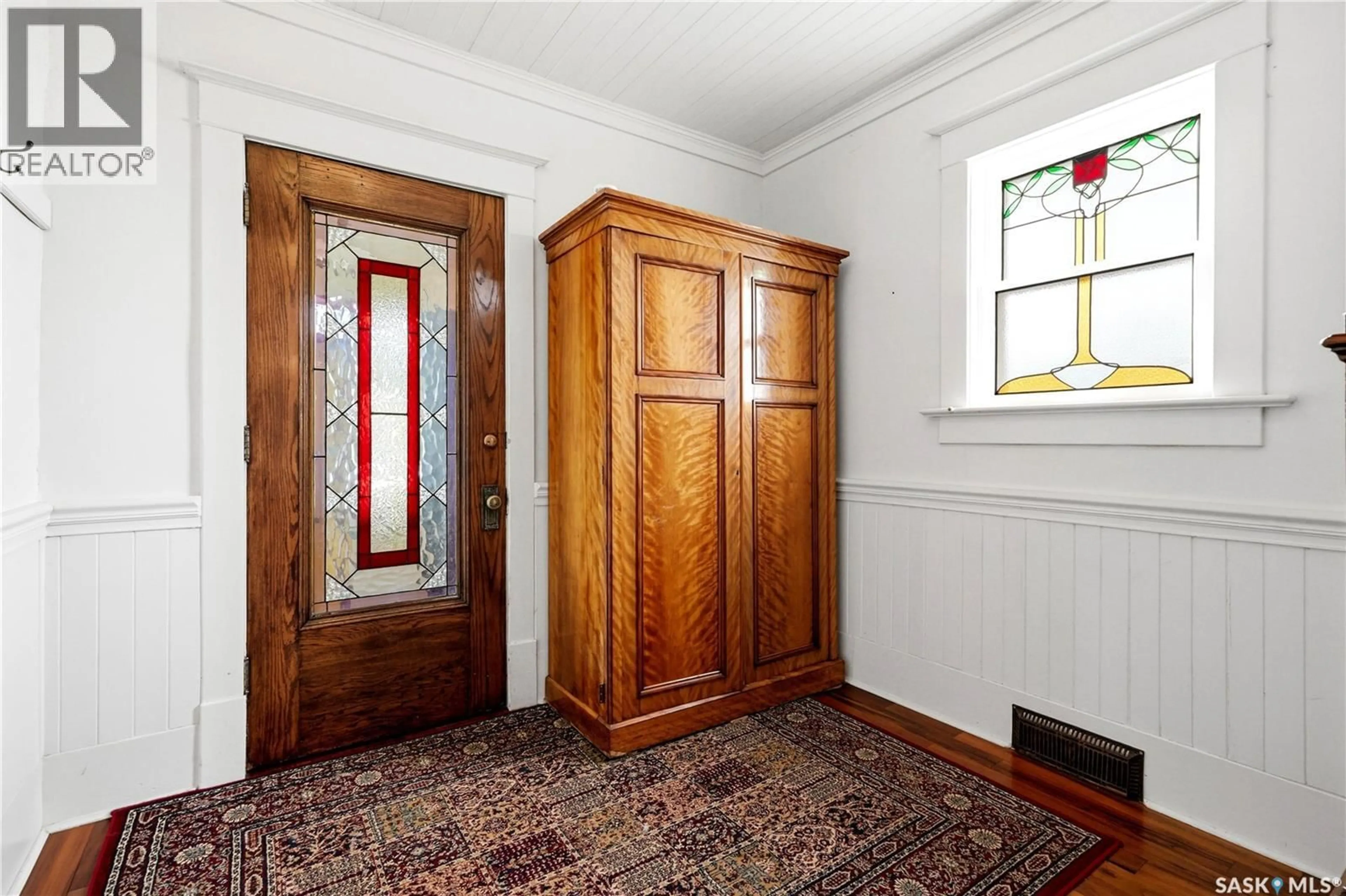 Indoor foyer for 518 10TH STREET, Saskatoon Saskatchewan S7N0E2
