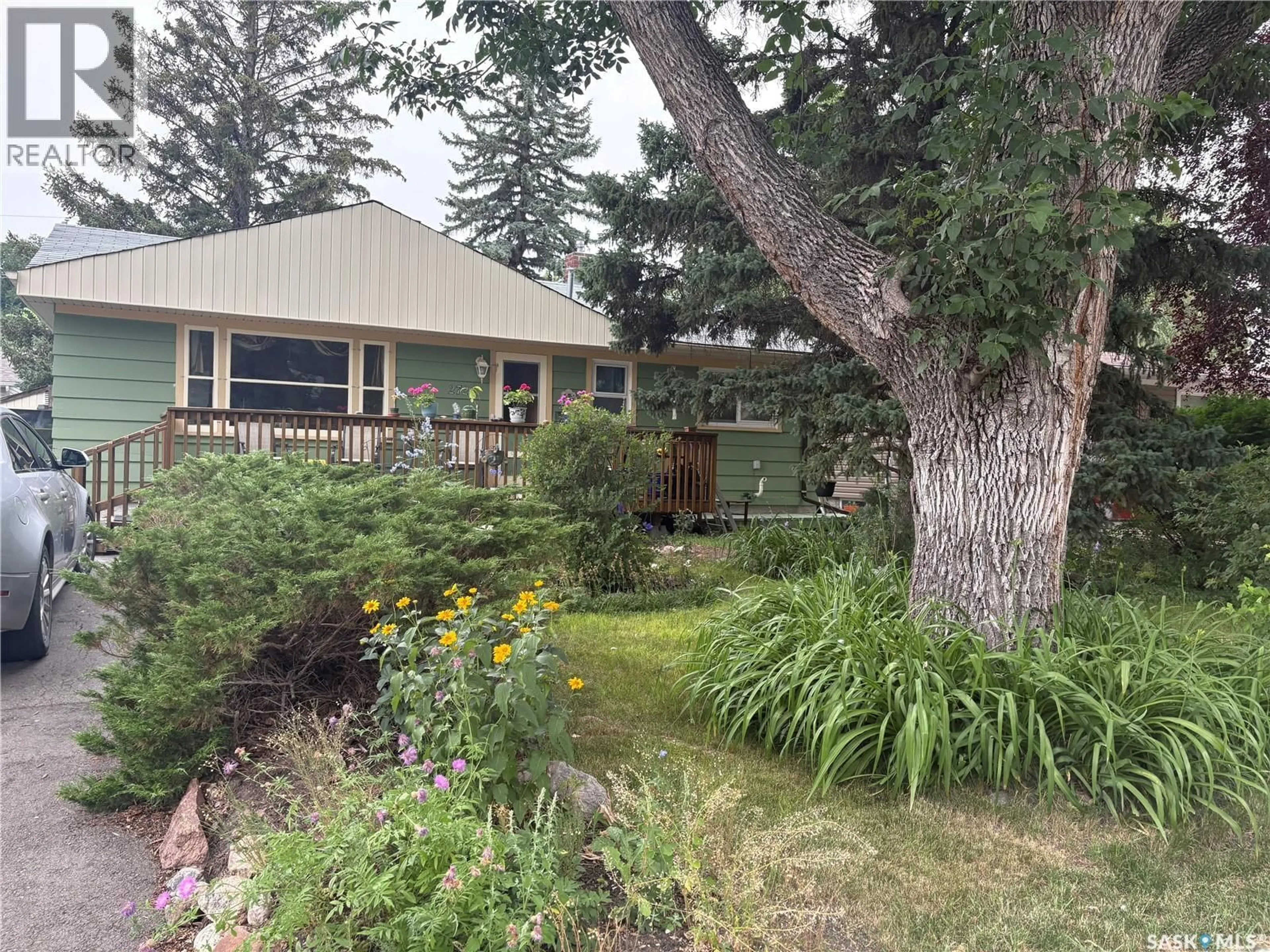 Patio, unknown for 2724 24TH AVENUE, Regina Saskatchewan S4S1J5