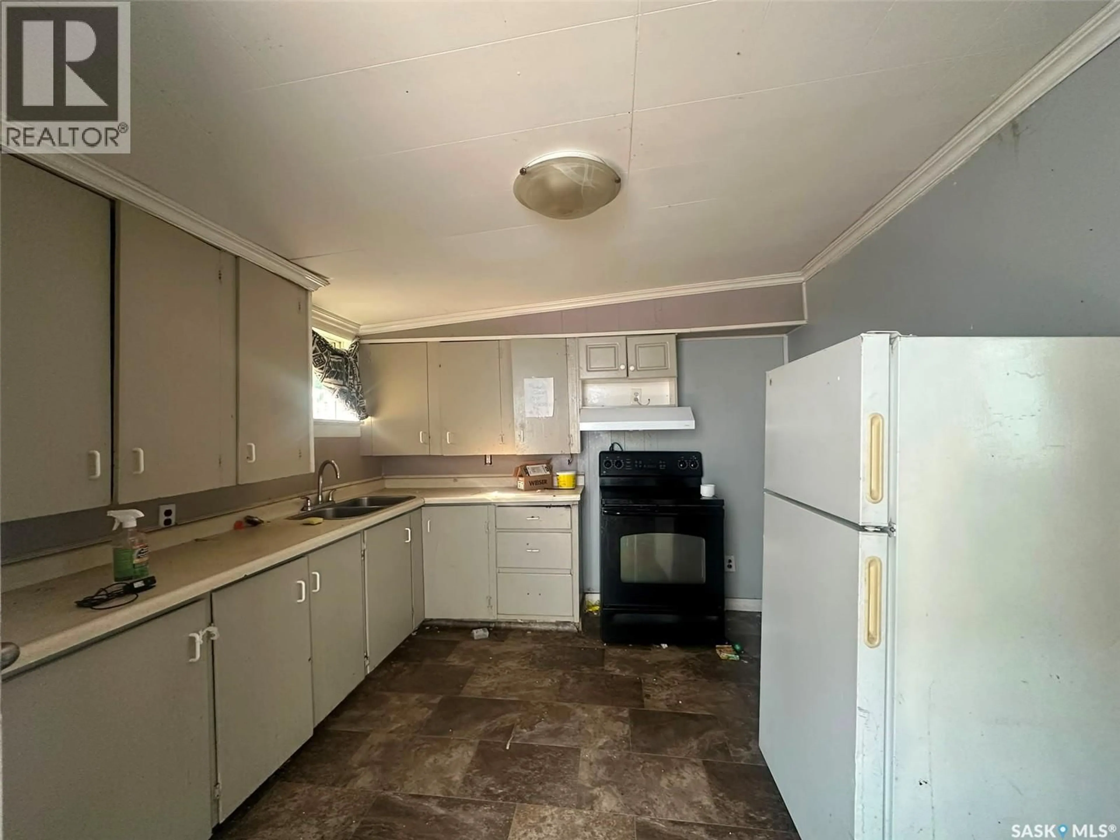 Standard kitchen, unknown for 619 L AVENUE, Saskatoon Saskatchewan S7M2H6