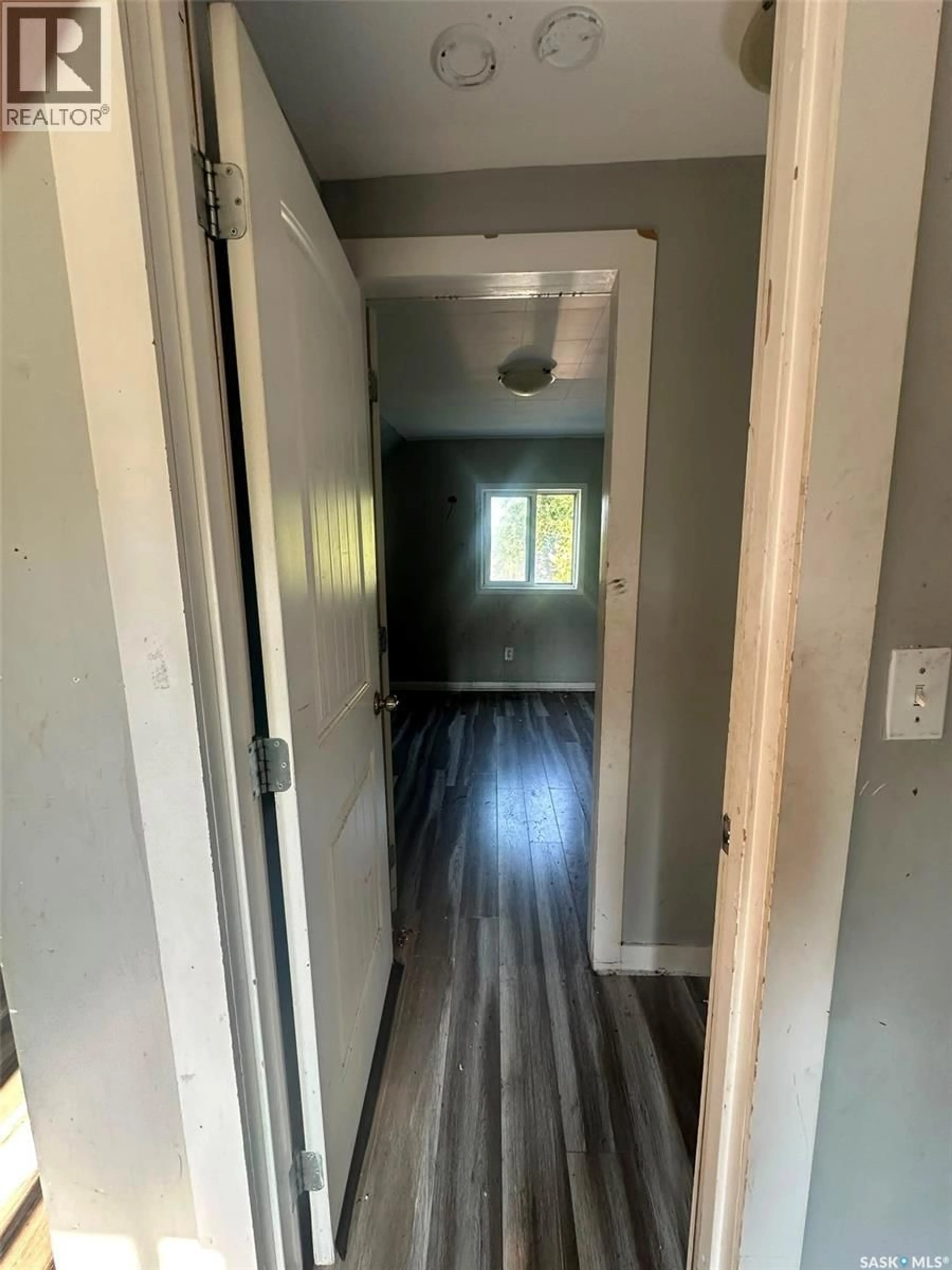 Indoor entryway for 619 L AVENUE, Saskatoon Saskatchewan S7M2H6
