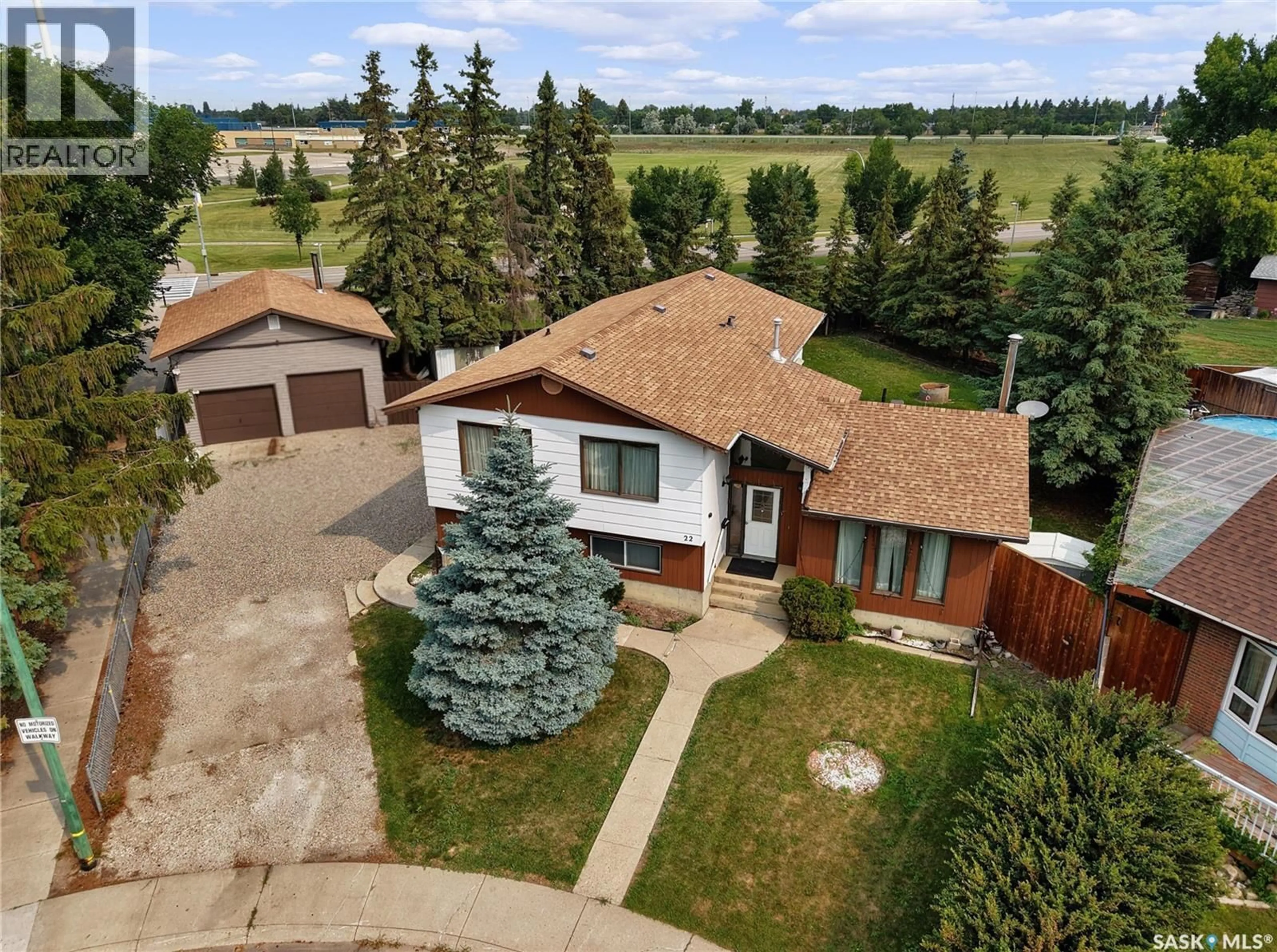 A pic from outside/outdoor area/front of a property/back of a property/a pic from drone, street for 22 BLUE PLACE, Saskatoon Saskatchewan S7M4R9