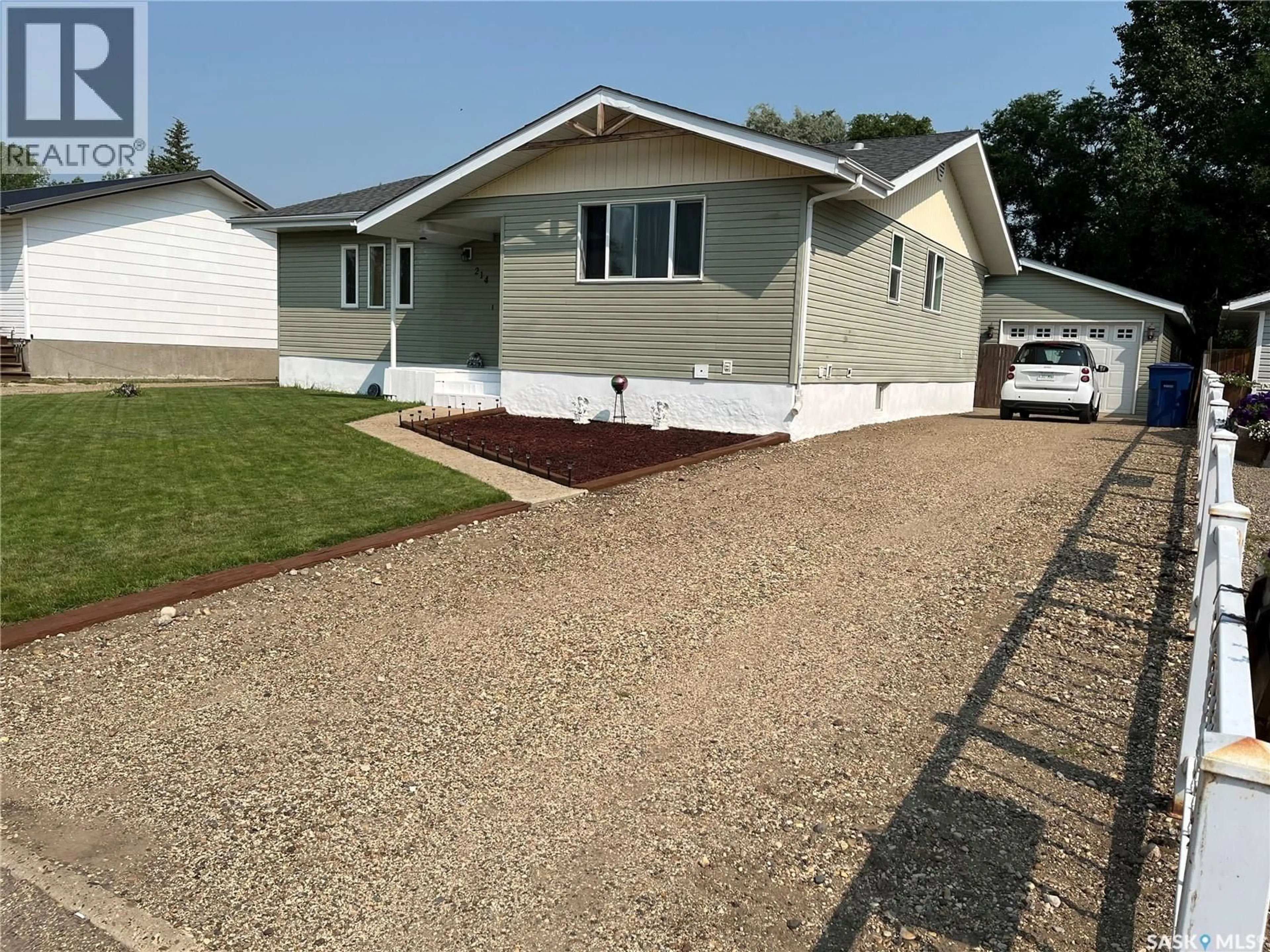 Home with vinyl exterior material, street for 214 WESTVIEW DRIVE, Coronach Saskatchewan S0H0Z0