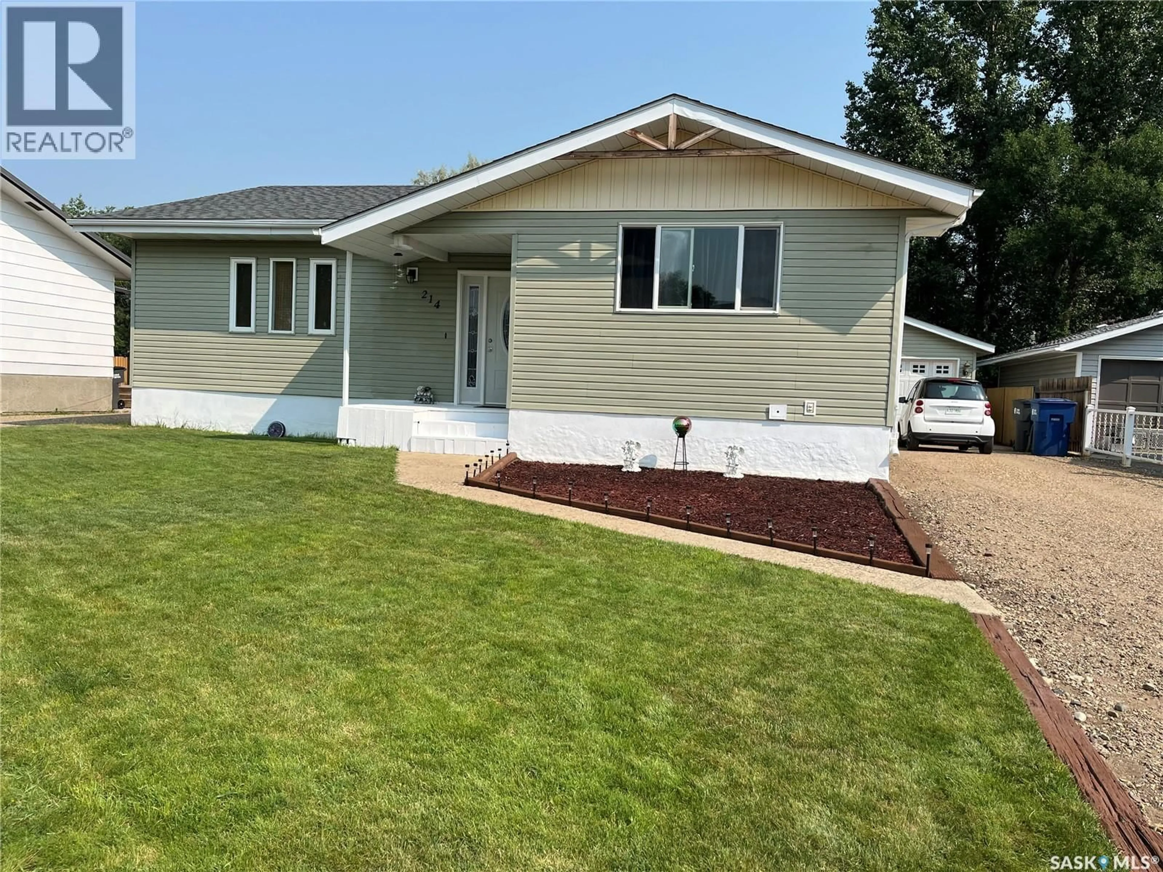 Home with vinyl exterior material, street for 214 WESTVIEW DRIVE, Coronach Saskatchewan S0H0Z0
