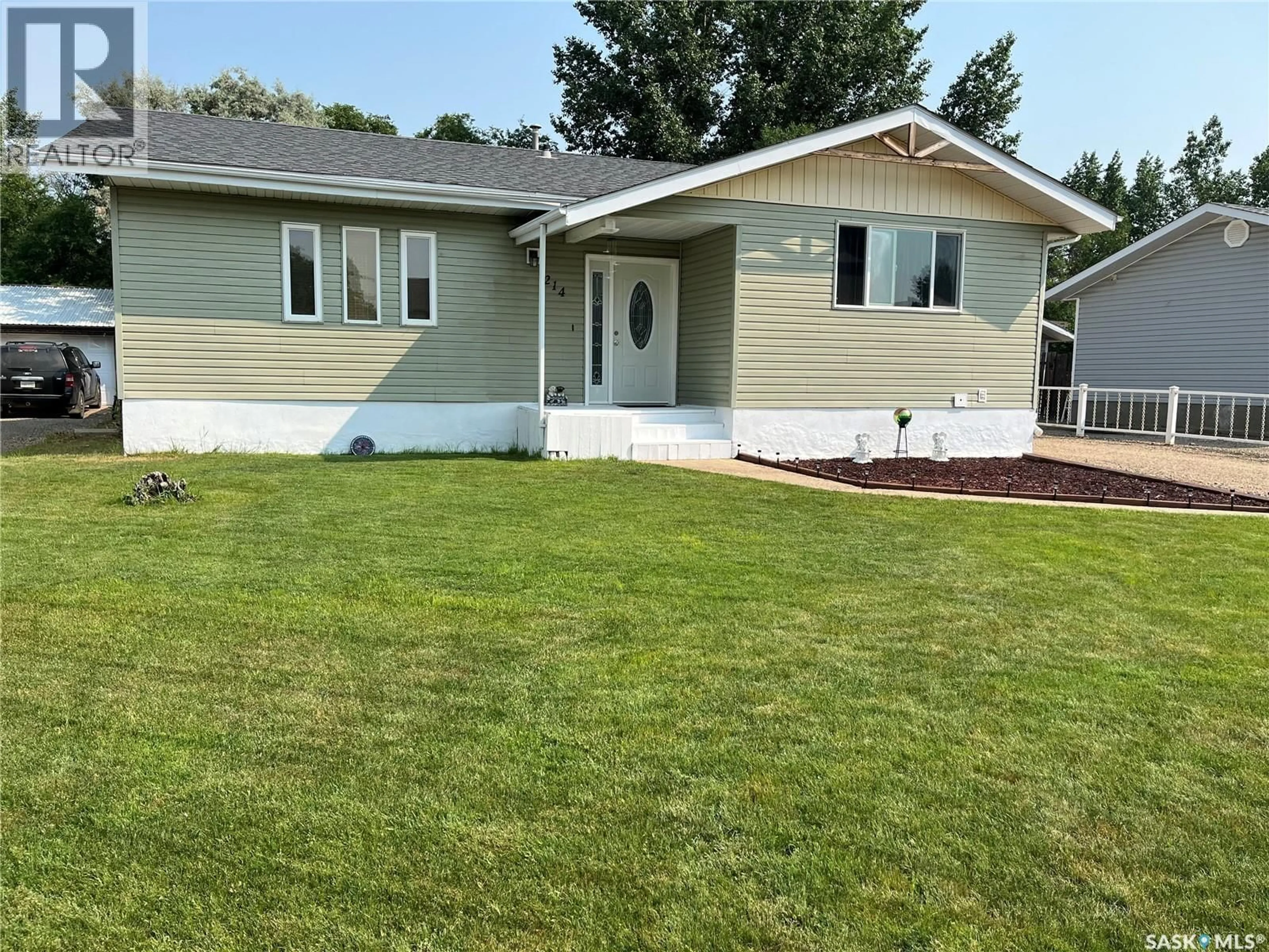 Home with vinyl exterior material, street for 214 WESTVIEW DRIVE, Coronach Saskatchewan S0H0Z0