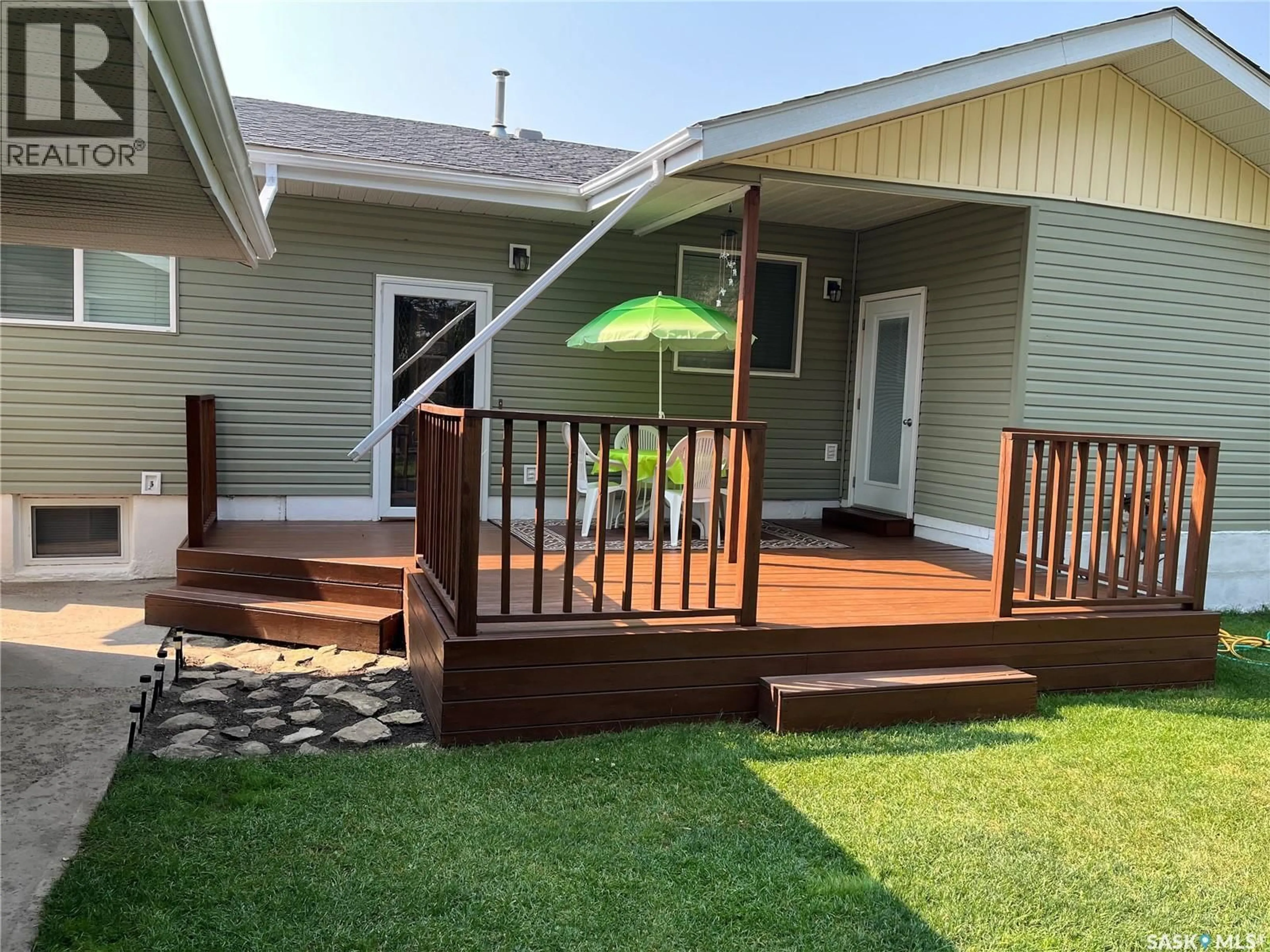 Patio, street for 214 WESTVIEW DRIVE, Coronach Saskatchewan S0H0Z0