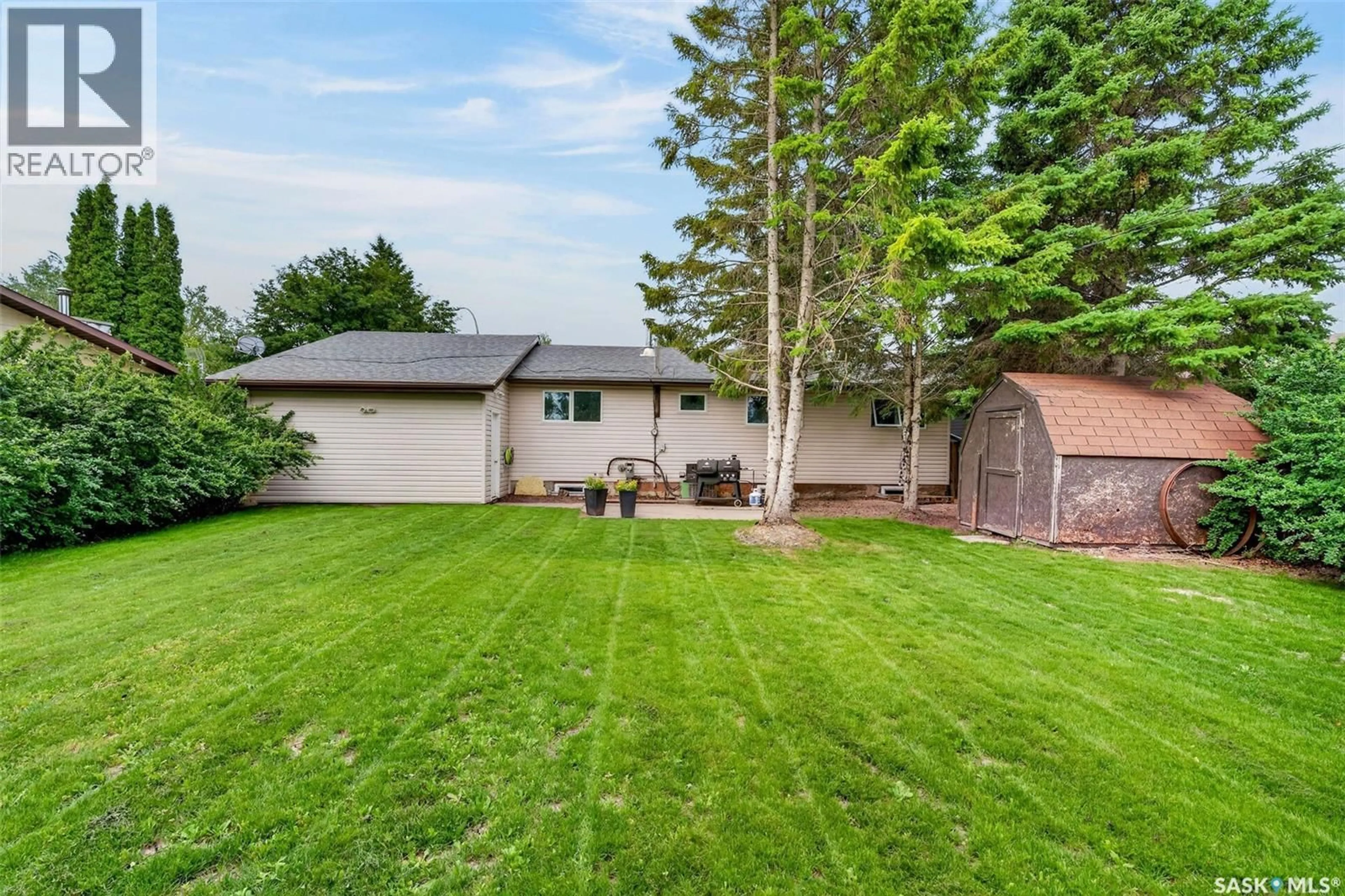 A pic from outside/outdoor area/front of a property/back of a property/a pic from drone, unknown for 912 PORTAGE DRIVE, Wadena Saskatchewan S0A4J0