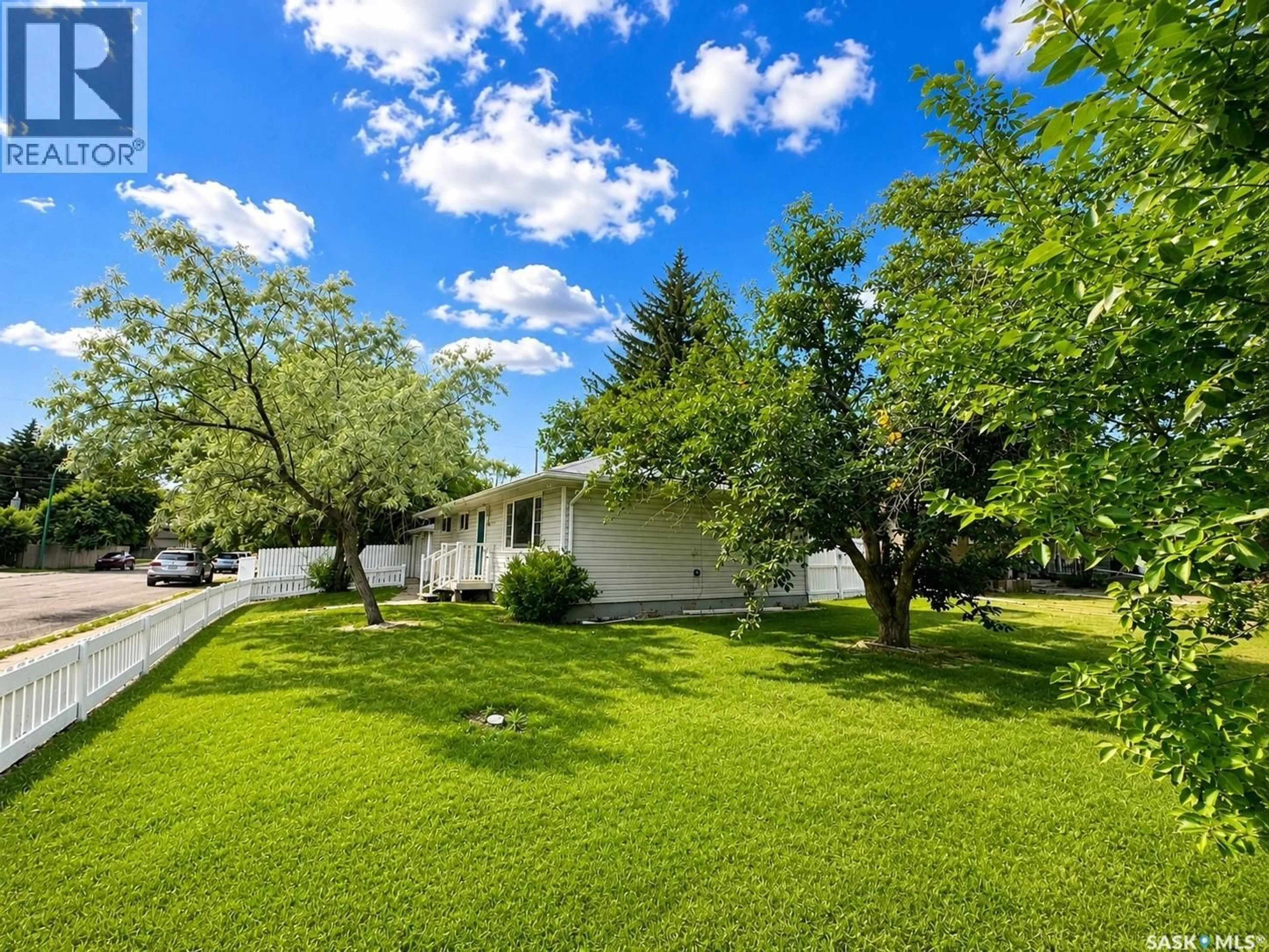 A pic from outside/outdoor area/front of a property/back of a property/a pic from drone, unknown for 1410 4TH AVENUE, Regina Saskatchewan S4R0T1
