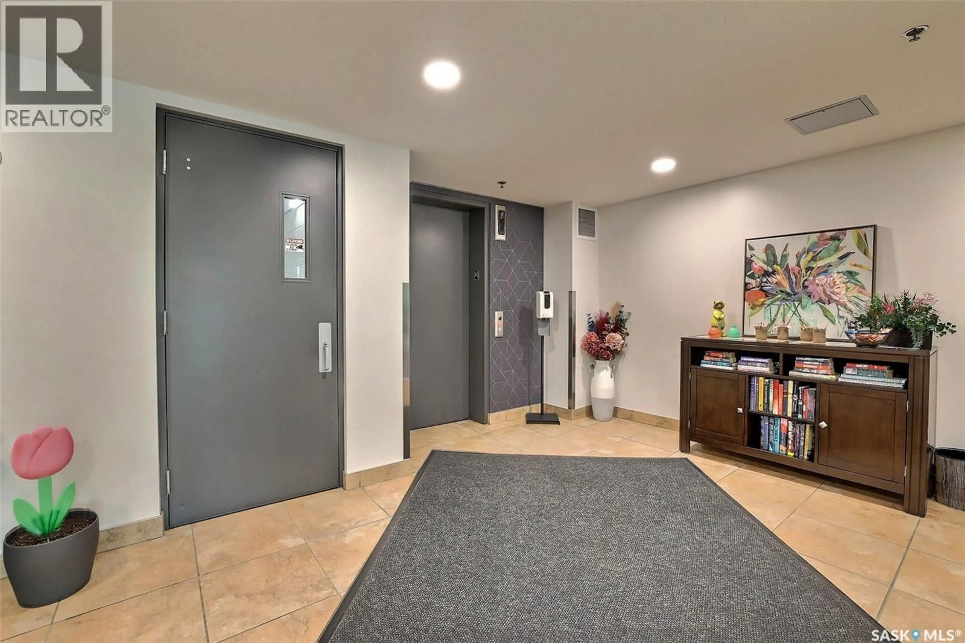 Indoor foyer for 306 - 2700 MONTAGUE STREET, Regina Saskatchewan S4S0J9