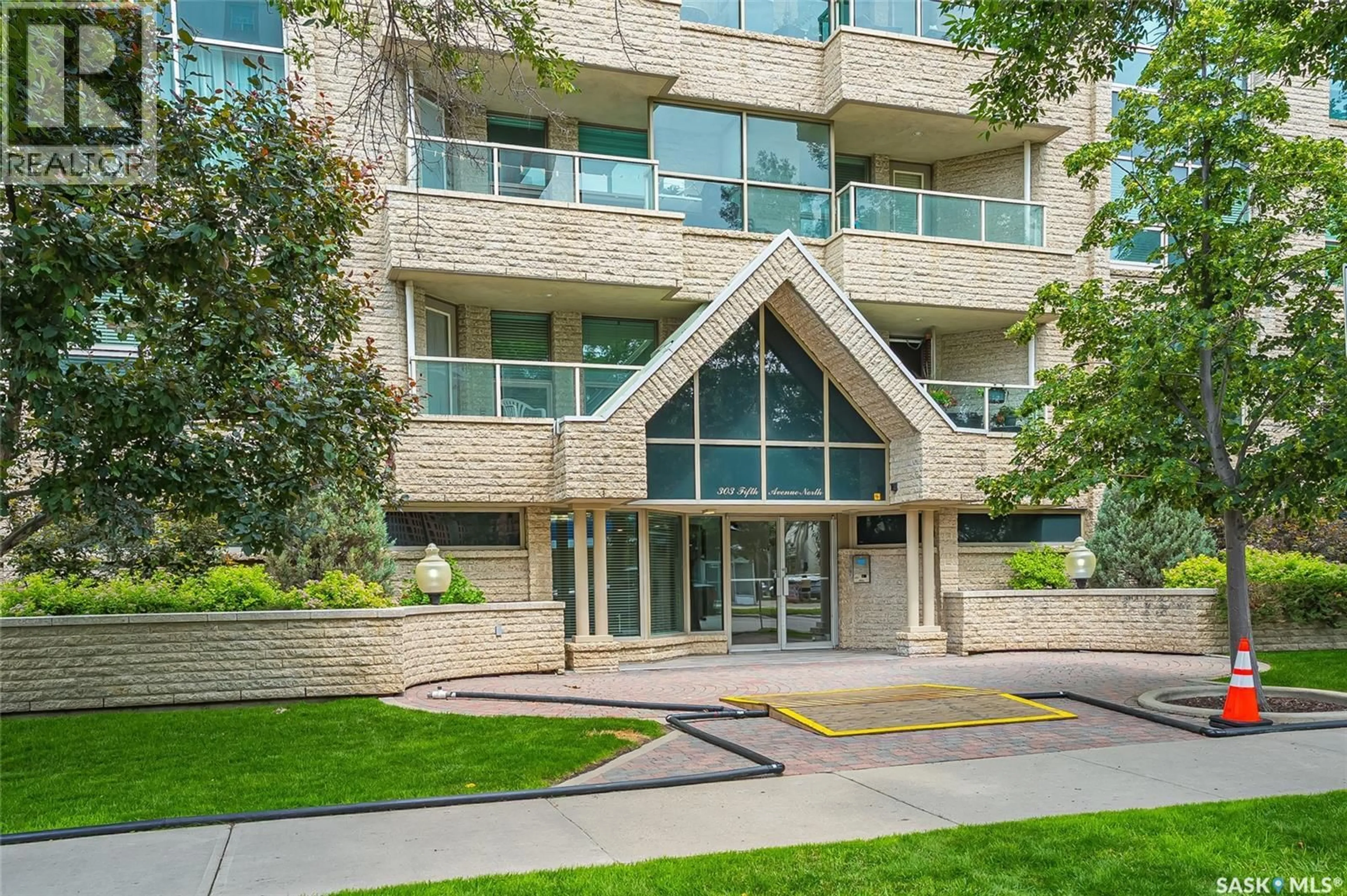 Indoor foyer for 303 - 104 5TH AVENUE, Saskatoon Saskatchewan S7K2P6