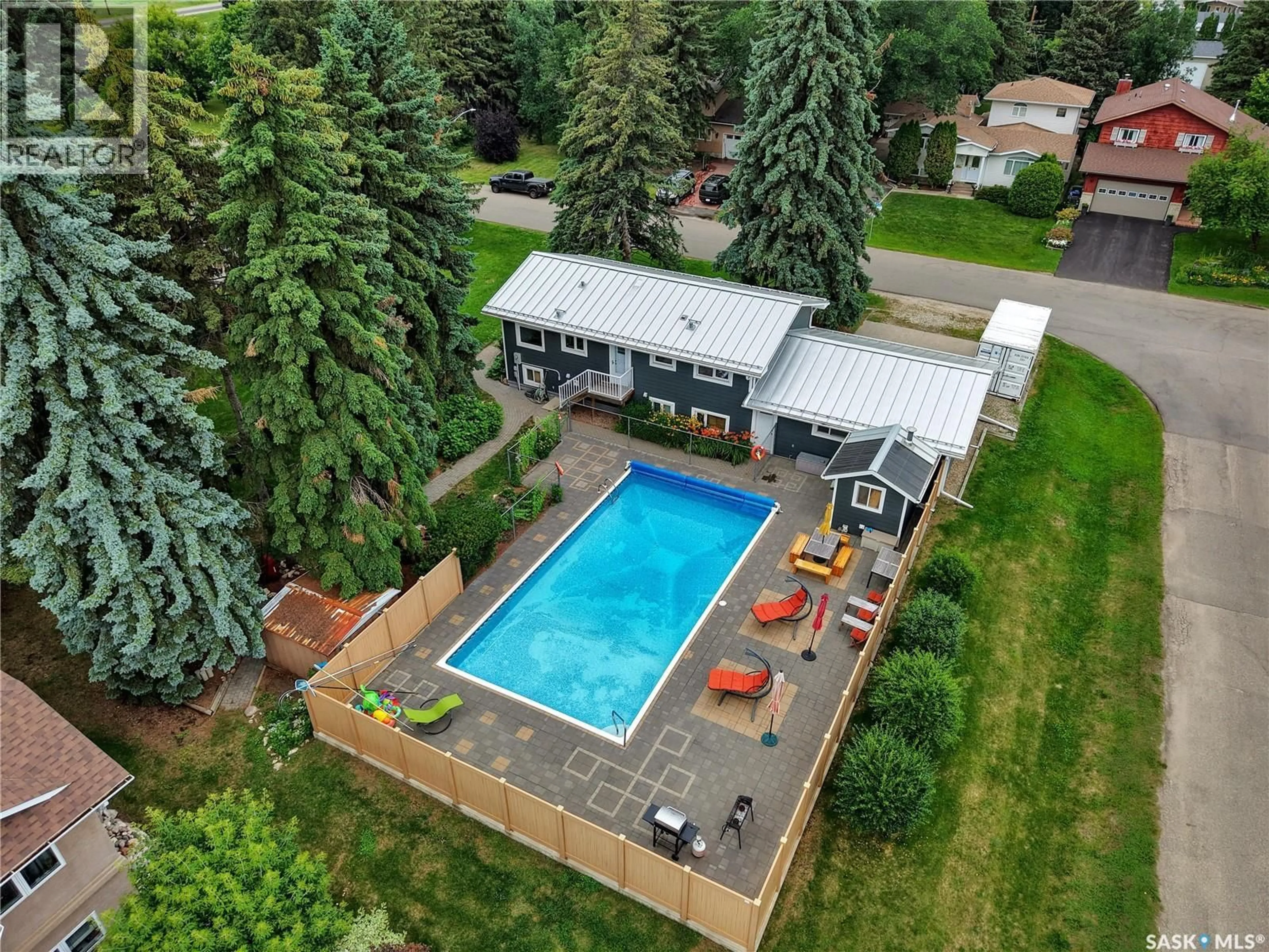 A pic from outside/outdoor area/front of a property/back of a property/a pic from drone, unknown for 3425 DIEPPE STREET, Saskatoon Saskatchewan S7M3S8