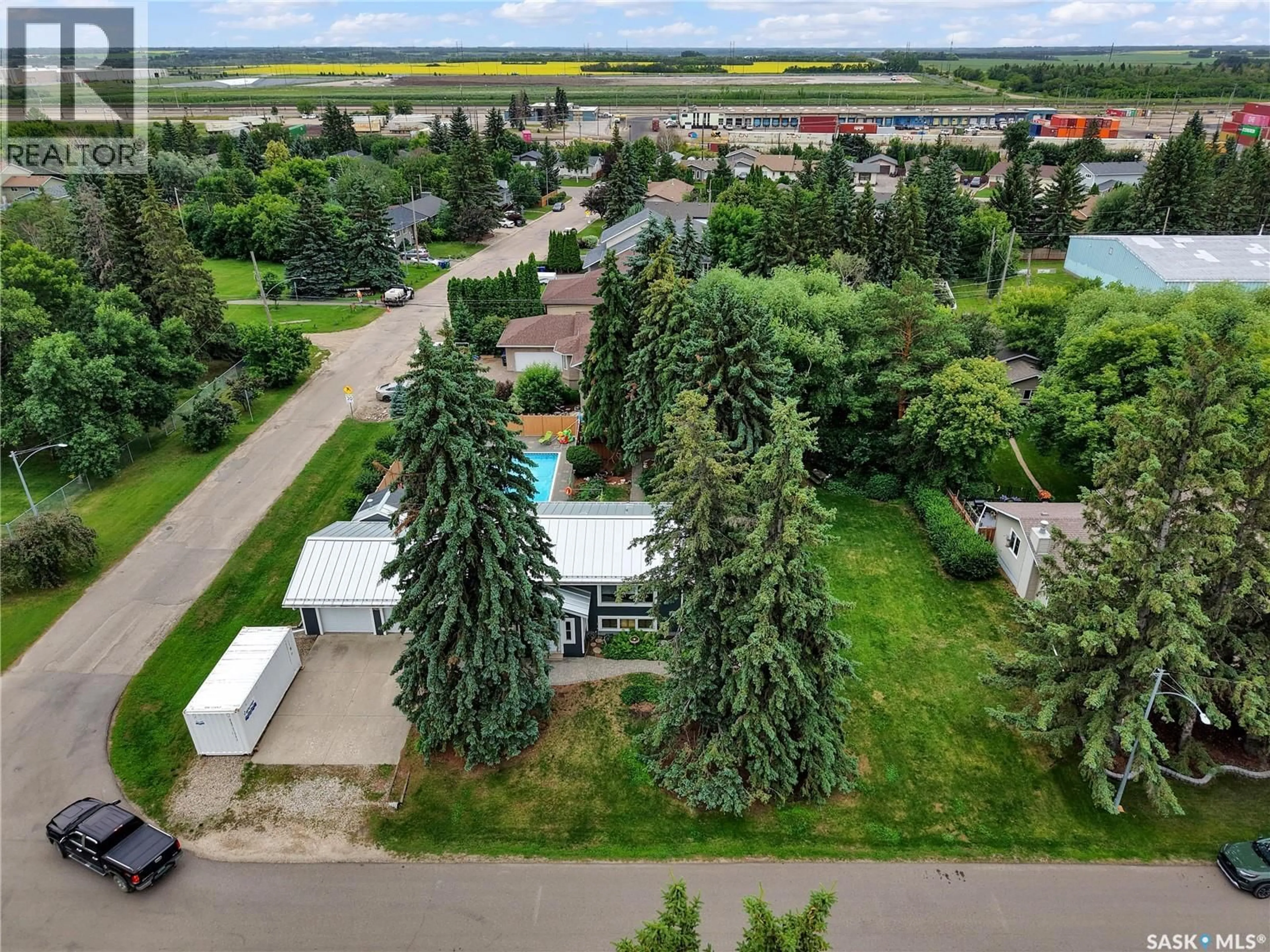 A pic from outside/outdoor area/front of a property/back of a property/a pic from drone, unknown for 3425 DIEPPE STREET, Saskatoon Saskatchewan S7M3S8
