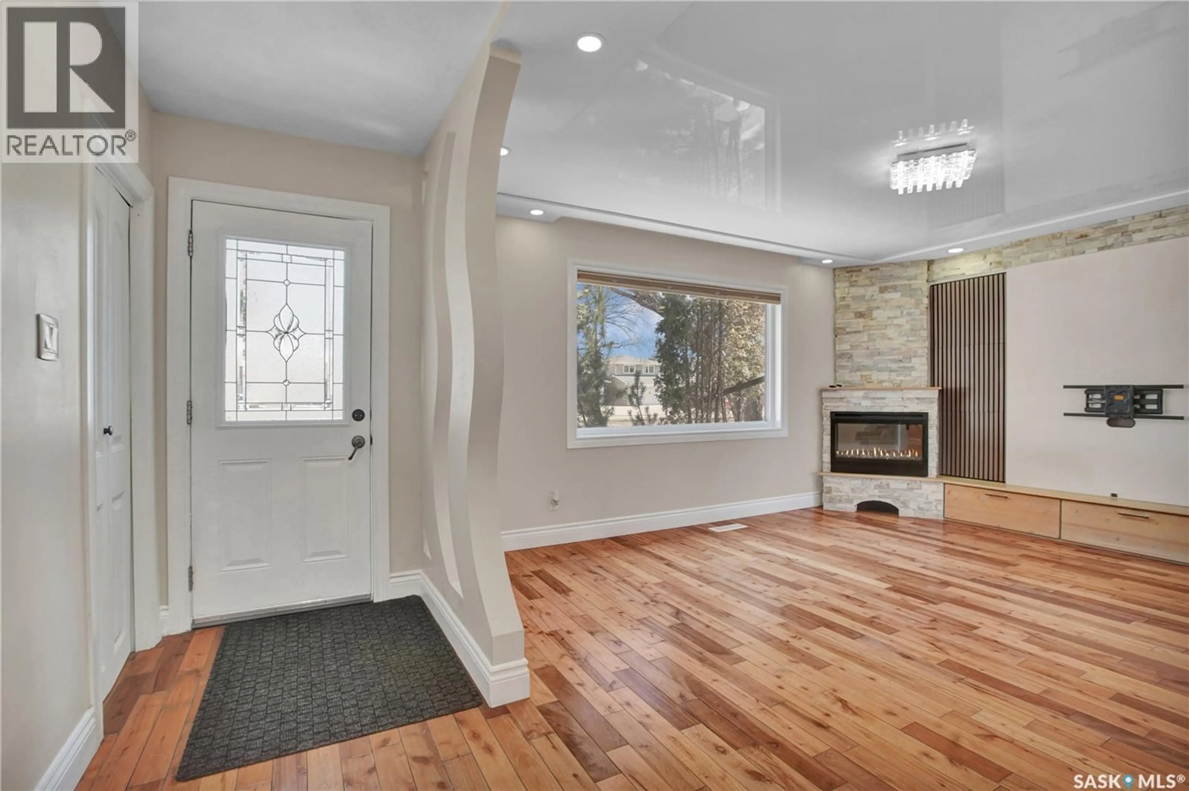 Indoor entryway for S - 2406 PRESTON AVENUE, Saskatoon Saskatchewan S7J2G4