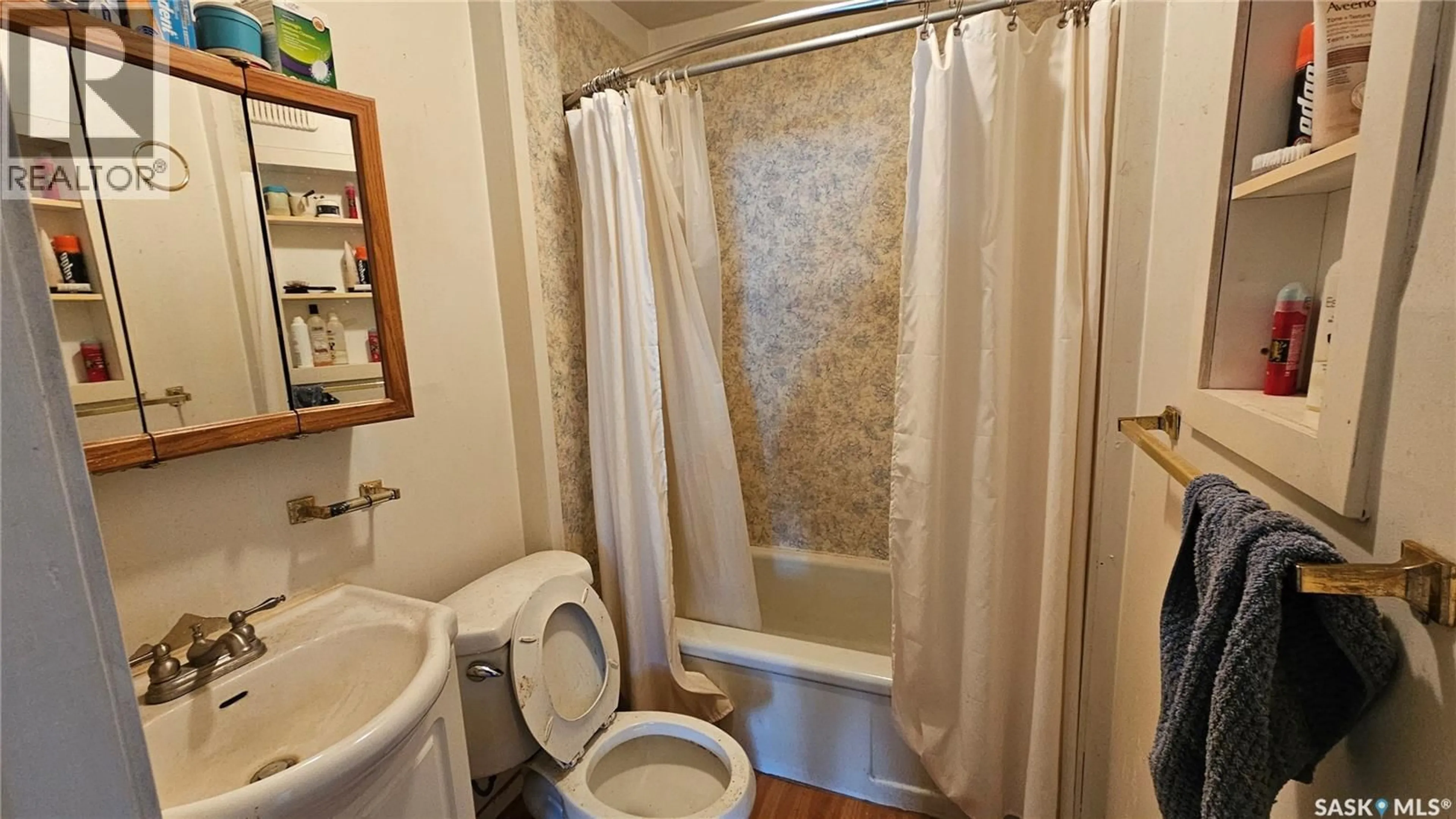 Standard bathroom, unknown for 1541 99TH STREET, North Battleford Saskatchewan S9A0R2